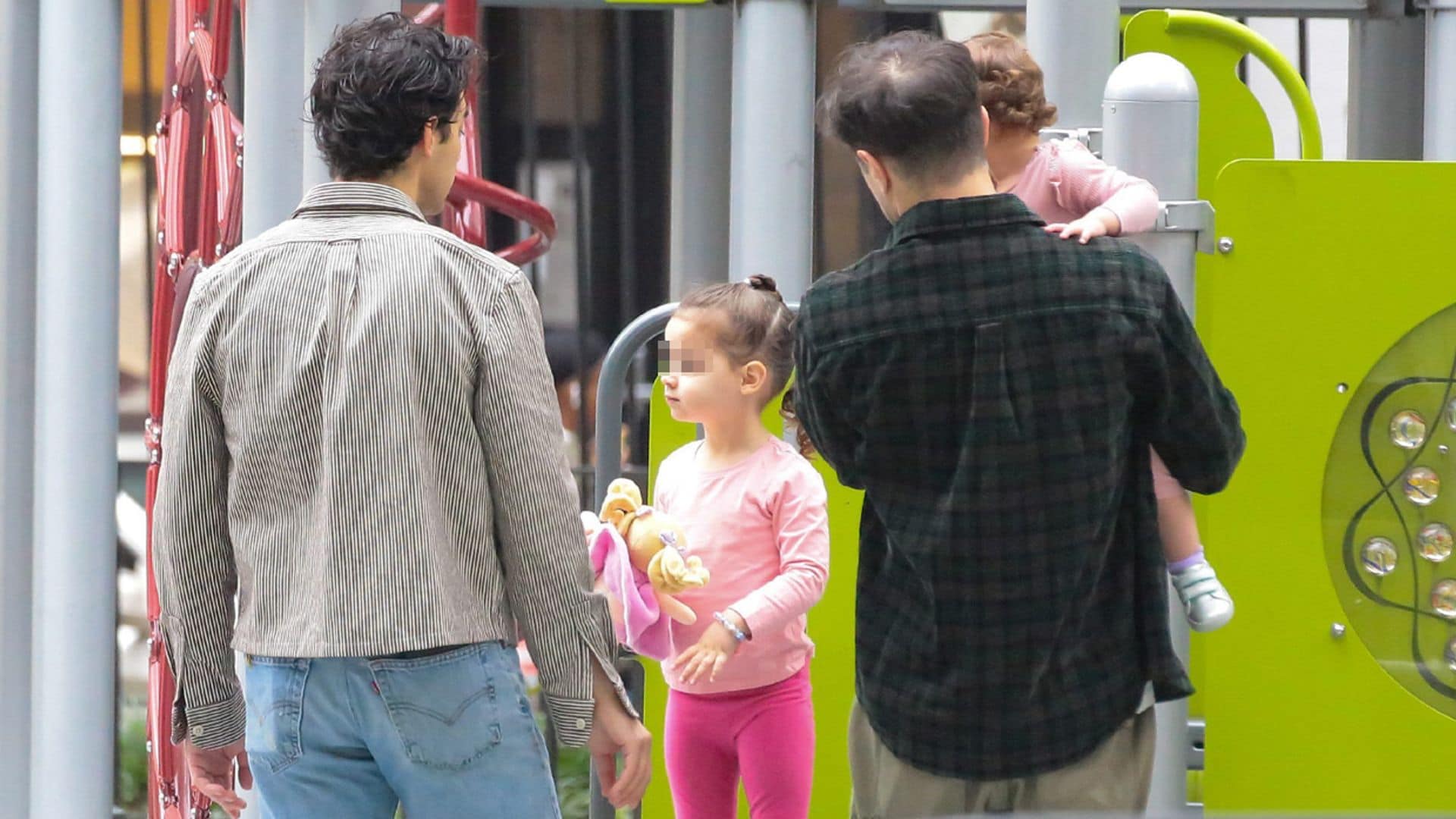 Las imágenes de Joe Jonas con sus hijas en el parque tras llegar a un acuerdo con Sophie Turner
