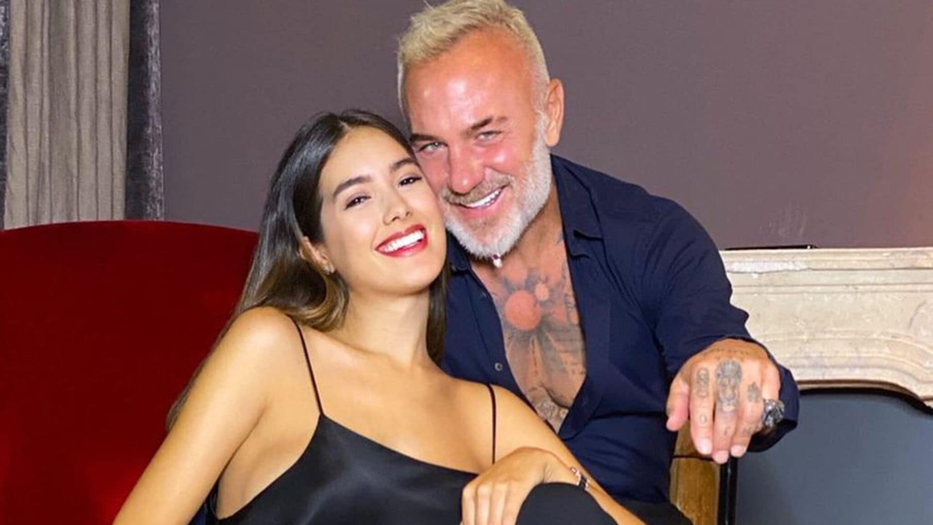 Como prueba de su amor, Gianluca Vacchi se deja tatuar por su novia, Sharon Fonseca