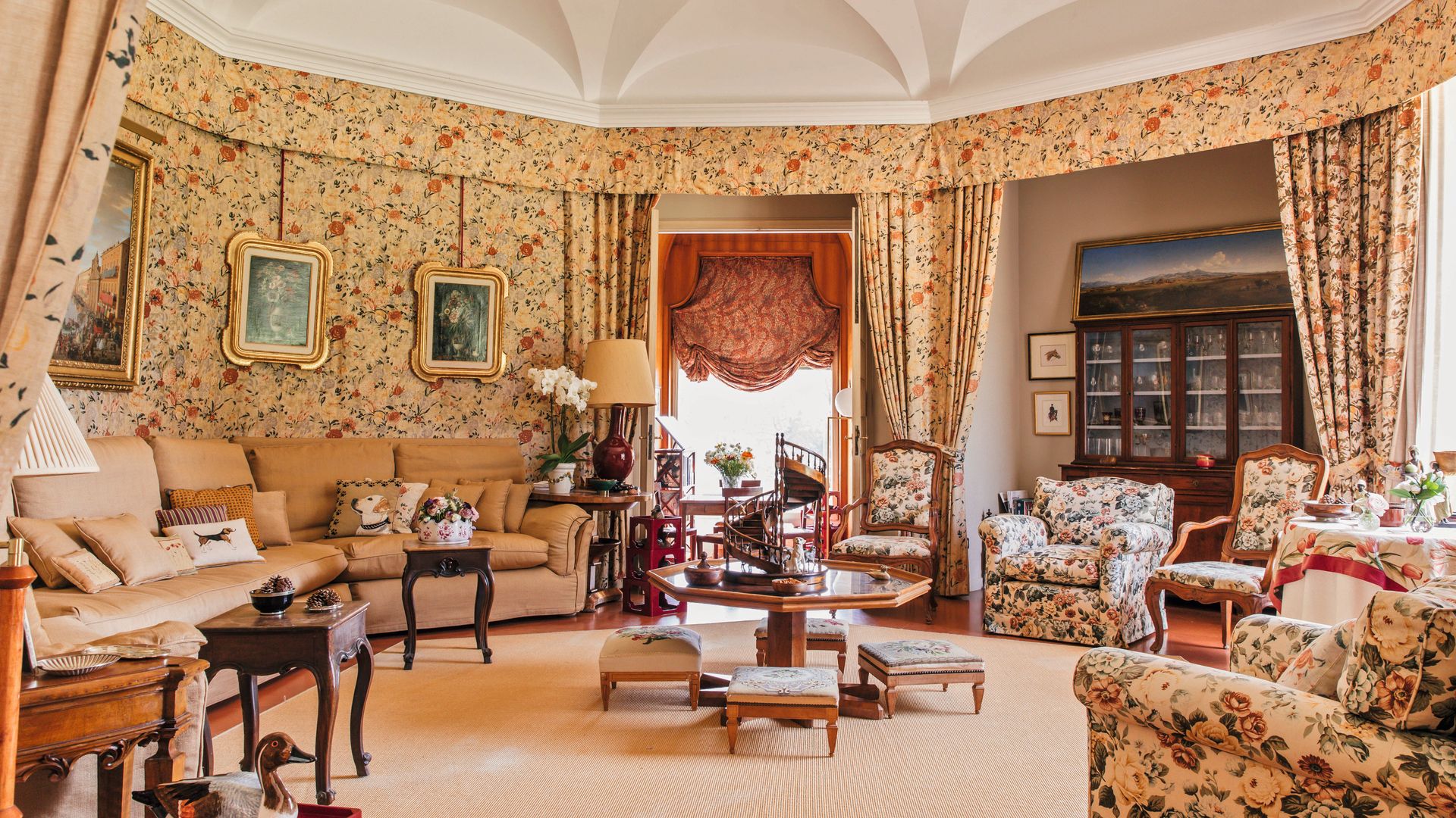 El fabuloso salón redondo, que lleva la firma del popular decorador italiano Renzo Mongiardino. Al fondo, se encuentra la biblioteca 