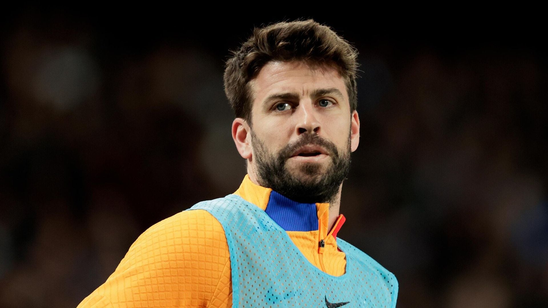 Piqué ya no esconde su amor con su novia Clara Chía, y son captados en pleno beso