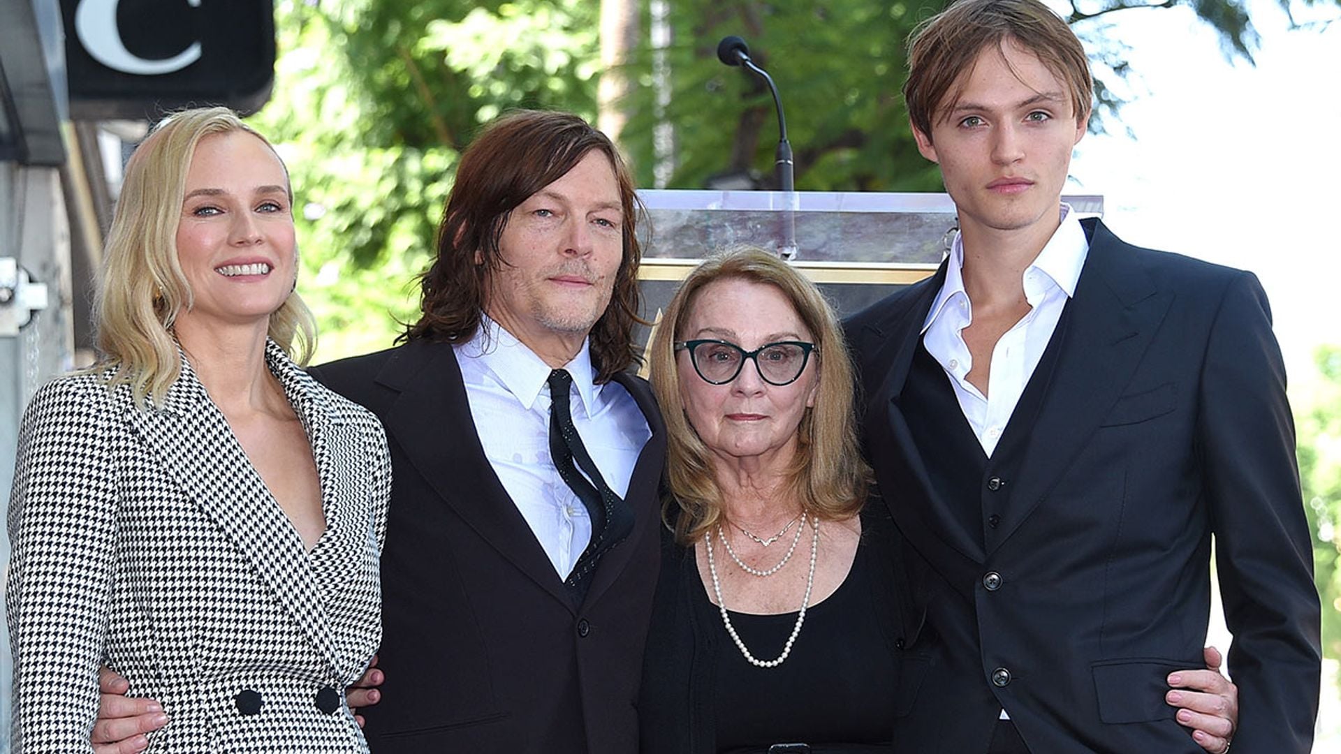 El inusual posado de Norman Reedus con su prometida Diane Kruger, su madre y el hijo que tuvo con Helena Christensen