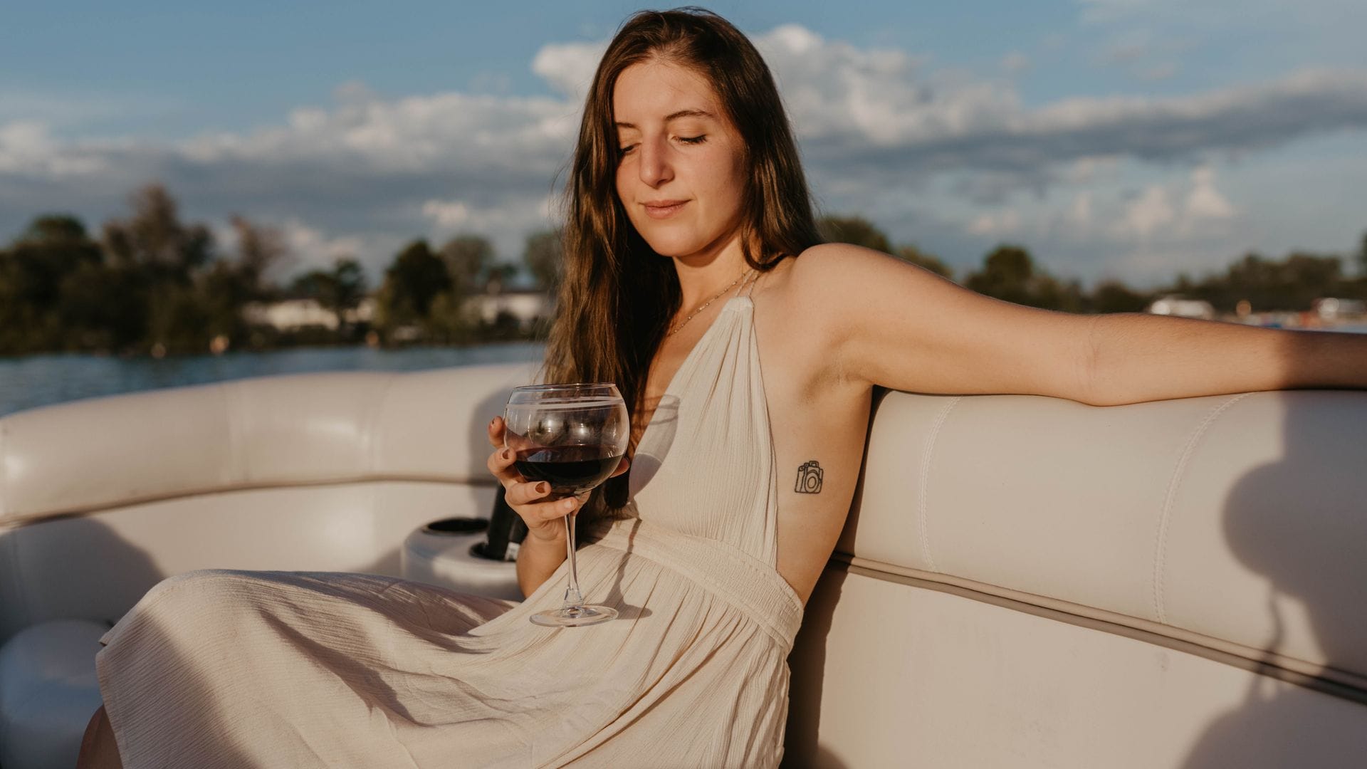 Una copa de vino y amigos es el combo perfecto para un día inolvidable
