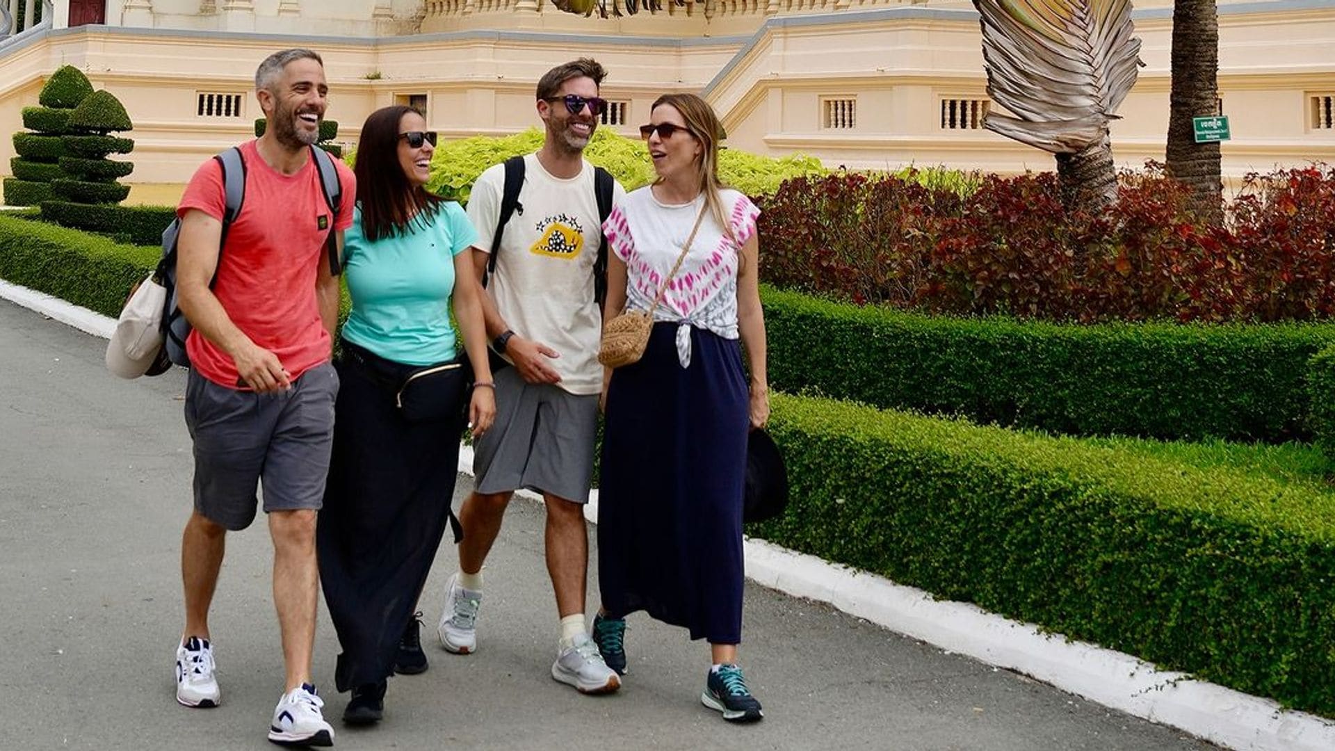 Roberto Leal y Sara Rubio viajan hasta Camboya con sus compañeros de aventuras favoritos: José Yélamo y Paula del Fraile