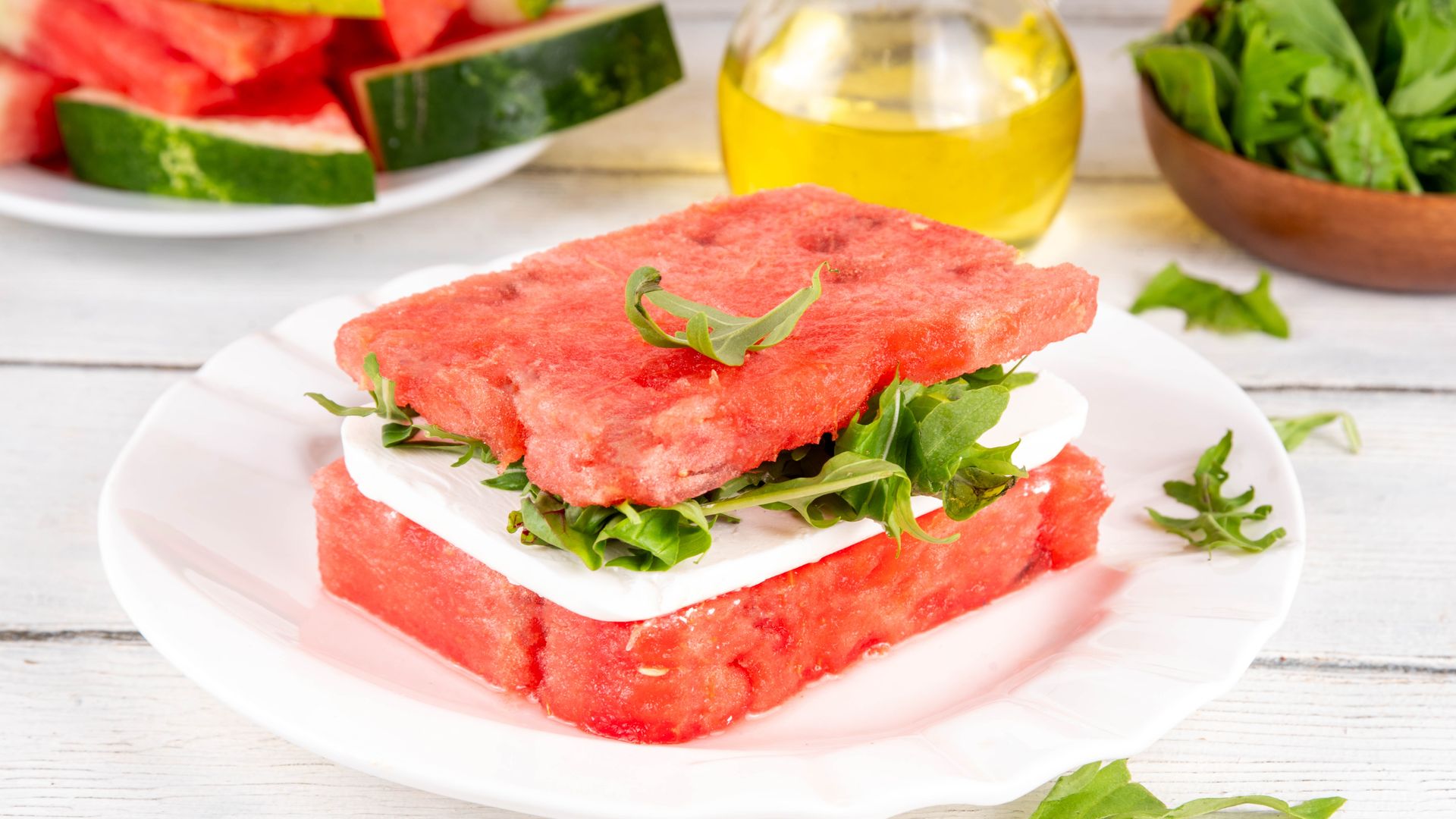 En las noches más calurosas de verano, el cuerpo nos pide alimentos frescos e hidratantes como la sandía.
