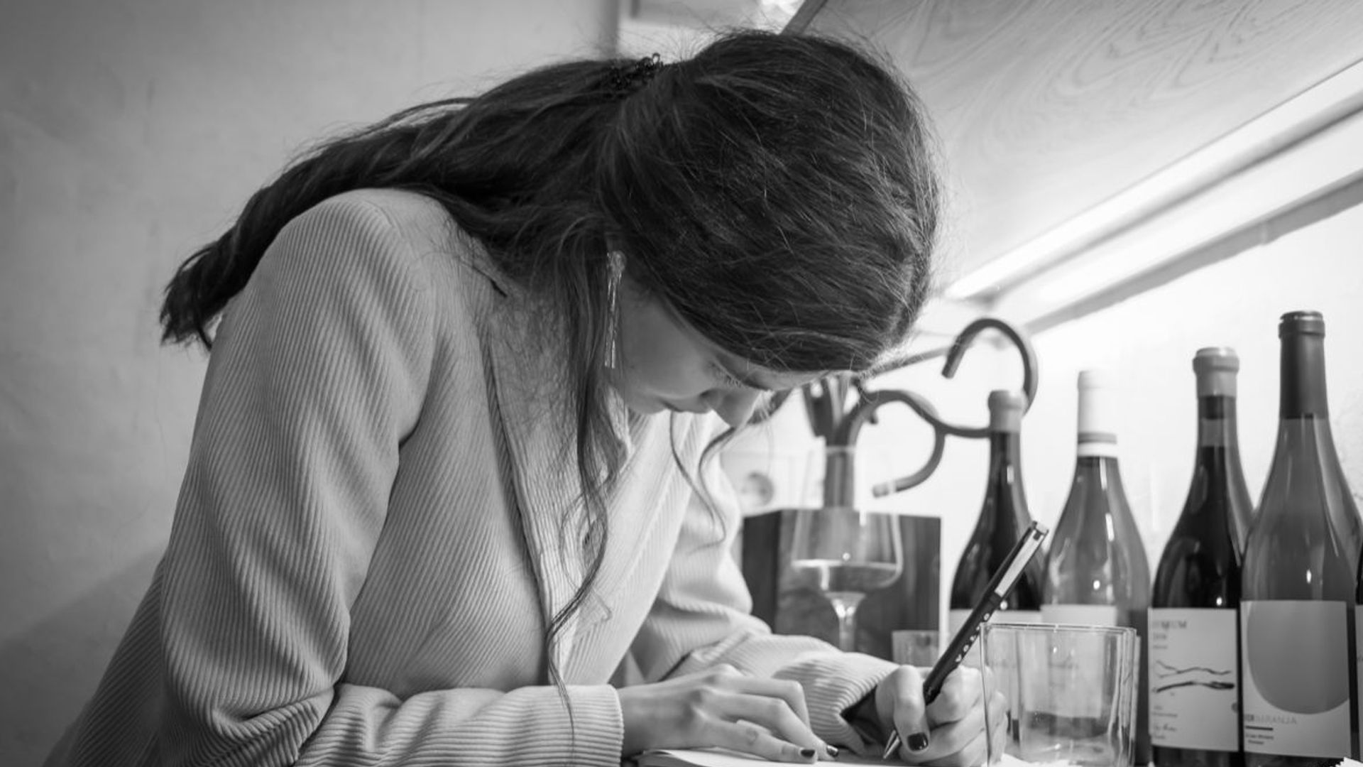 Inés de Limburg-Stirum, firmando unos ejemplares