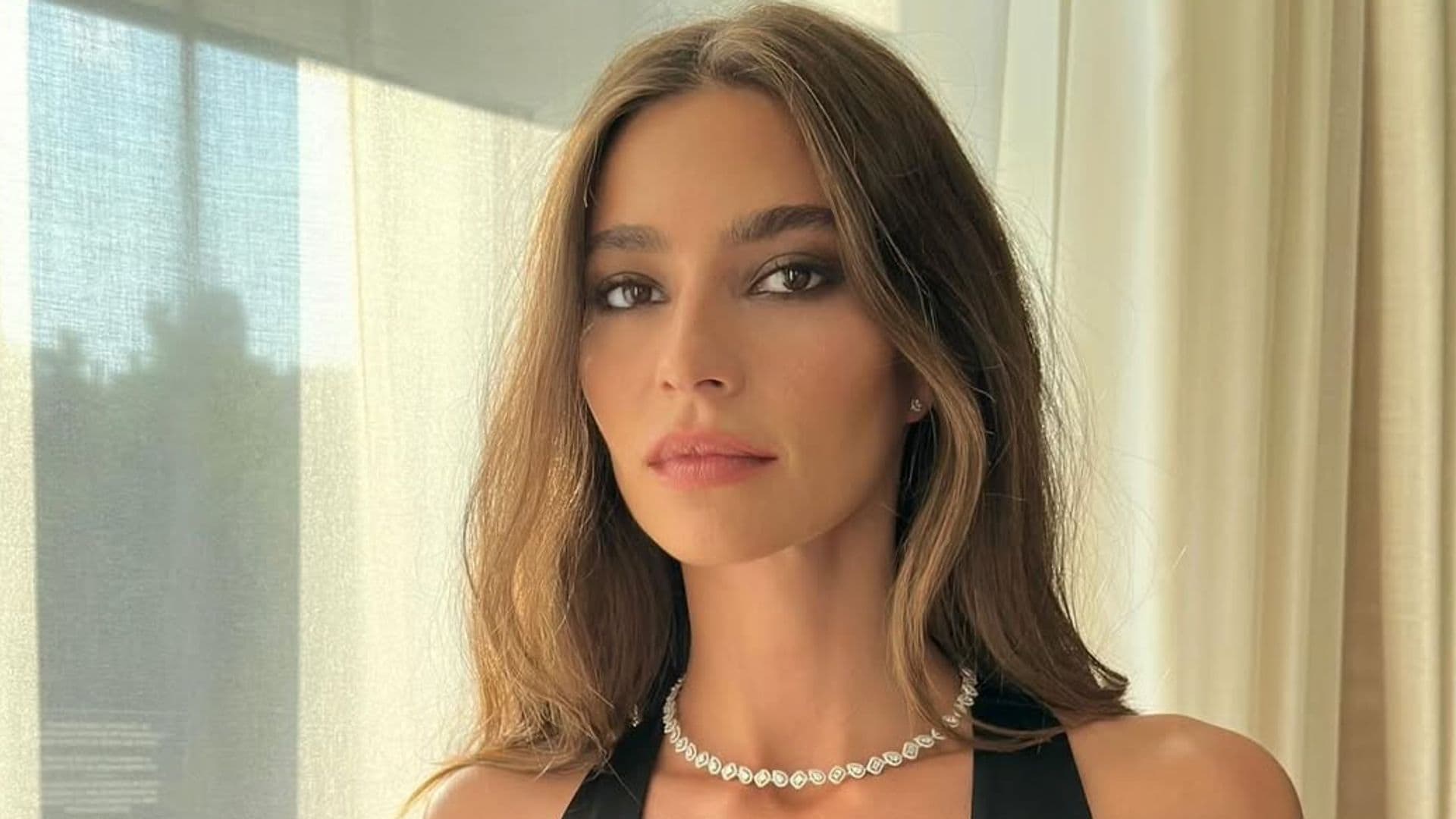 Si vas a apostar por un escote arriesgado, hazlo como Rocío Crusset: vestido liso y diamantes
