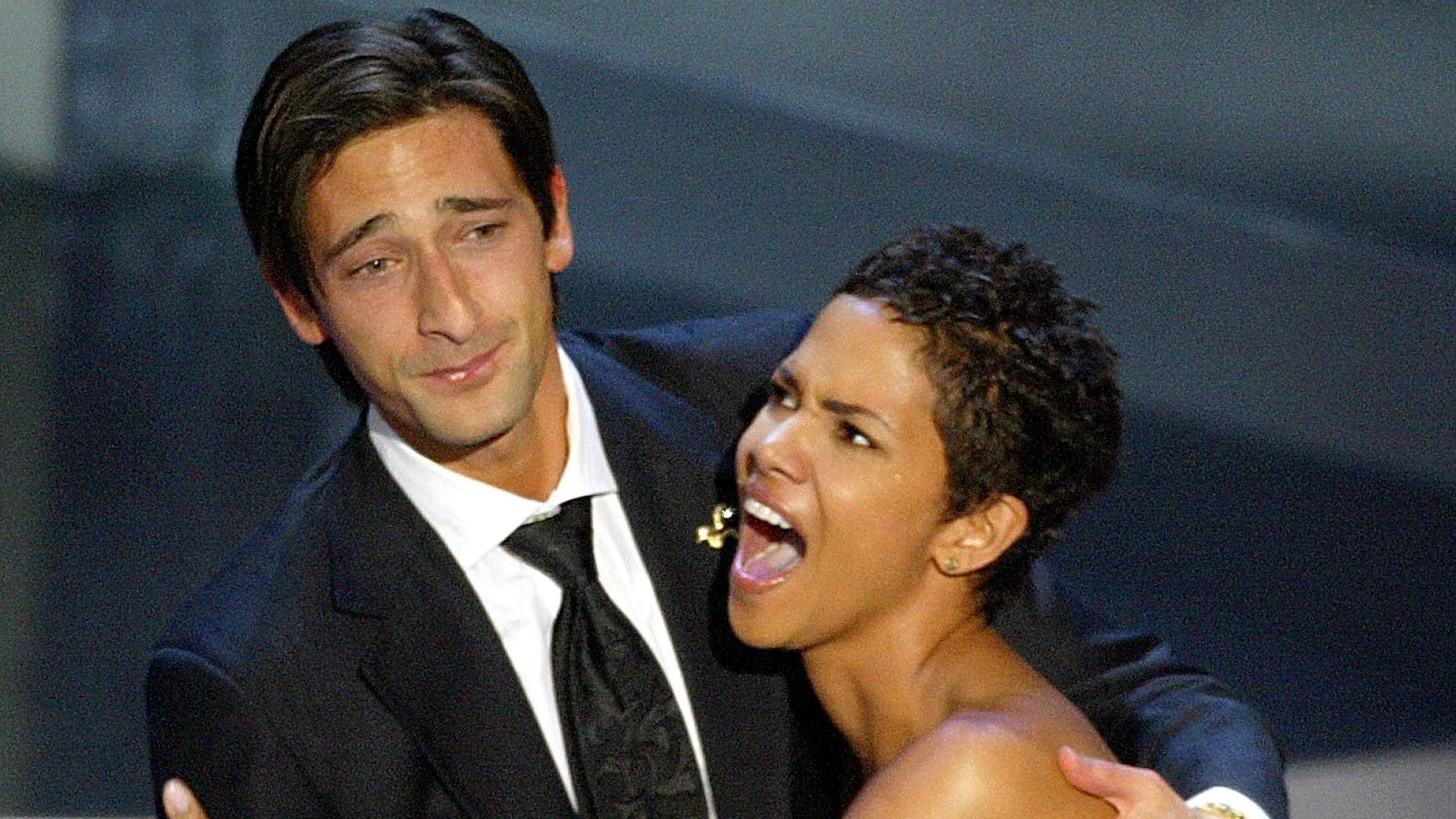 Adrien Brody y Halle Berry repiten su icónico beso en los Premios Oscar 22 años después