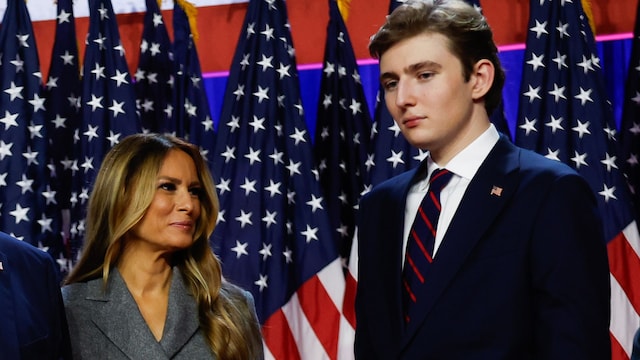 Donald Trump con su esposa Melania y su hijo Barron en un evento en la noche de la elección presidencial en Palm Beach, Florida, el 6 de noviembre de 2024.