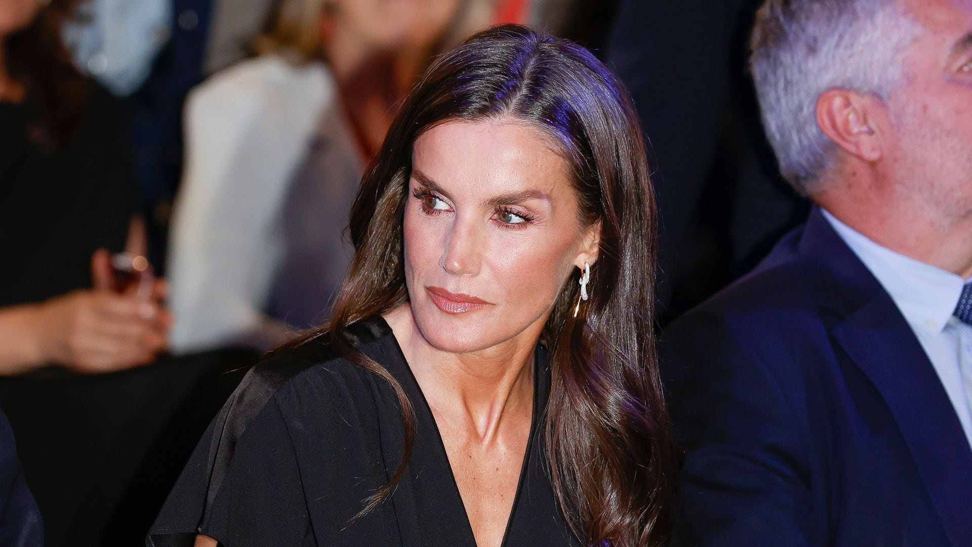 La reina Letizia desempolva una joya olvidada en una noche rodeada de periodistas