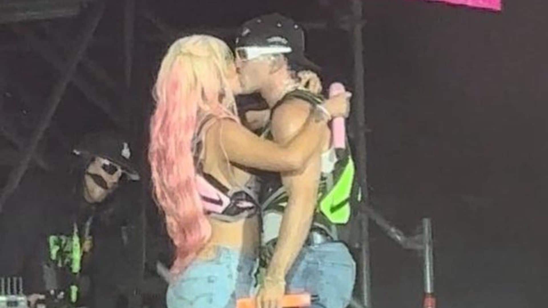 Karol G sorprende a su novio en pleno concierto: el baile y el beso que han corrido como la pólvora