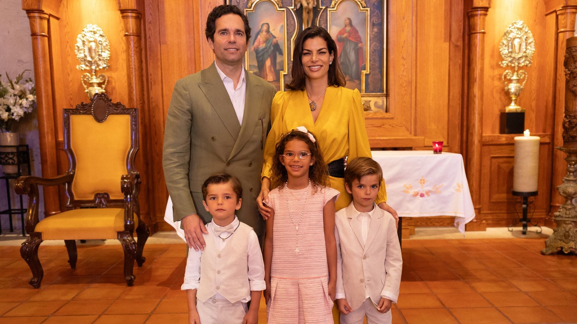Alejandro Hank y Bárbara Coppel en el Bautismo de Kilian, su hijo menor