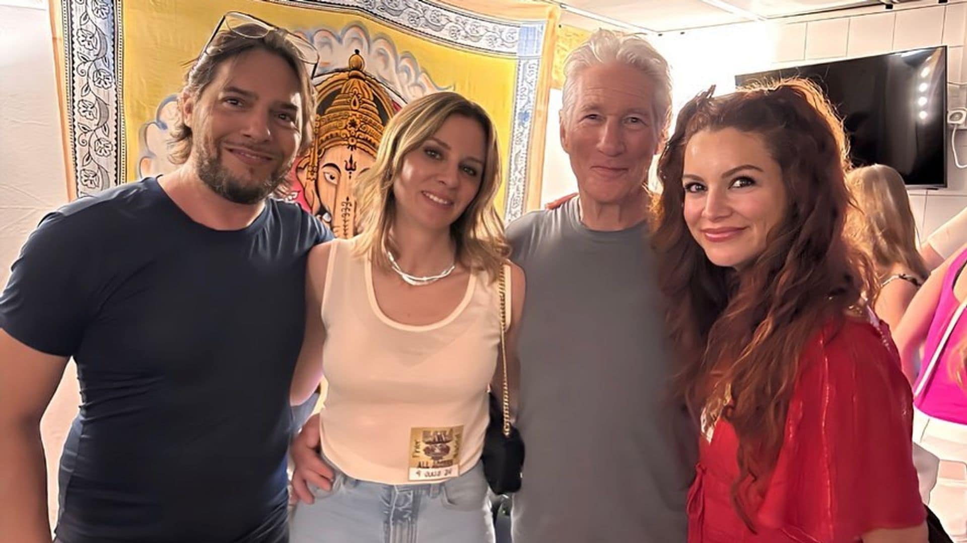 El momentazo de Richard Gere tocando la guitarra, en compañía de su mujer Alejandra, tras reencontrarse con Joaquín Cortés 26 años después