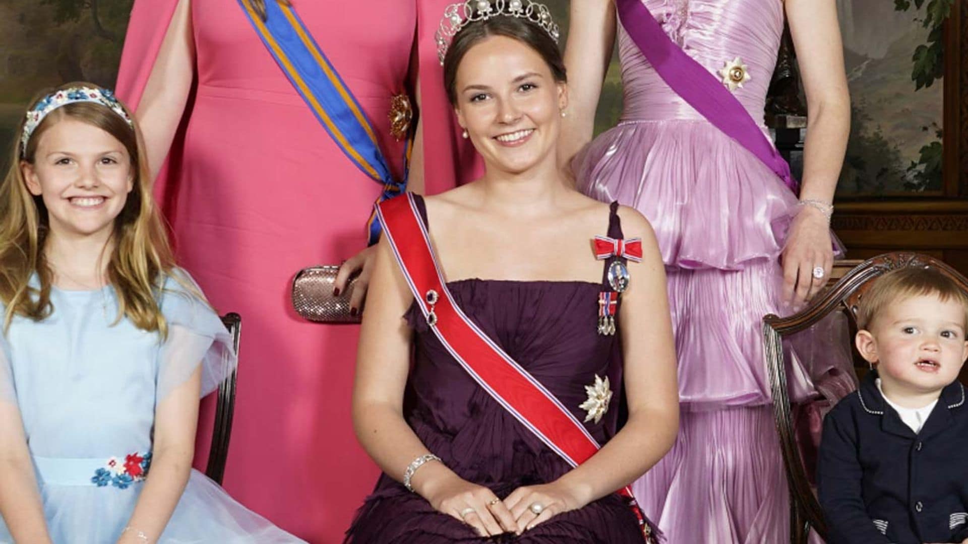 Ingrid se supera con un vestido de volantes que llevó su madre y la tiara Boucheron Pearl Circle