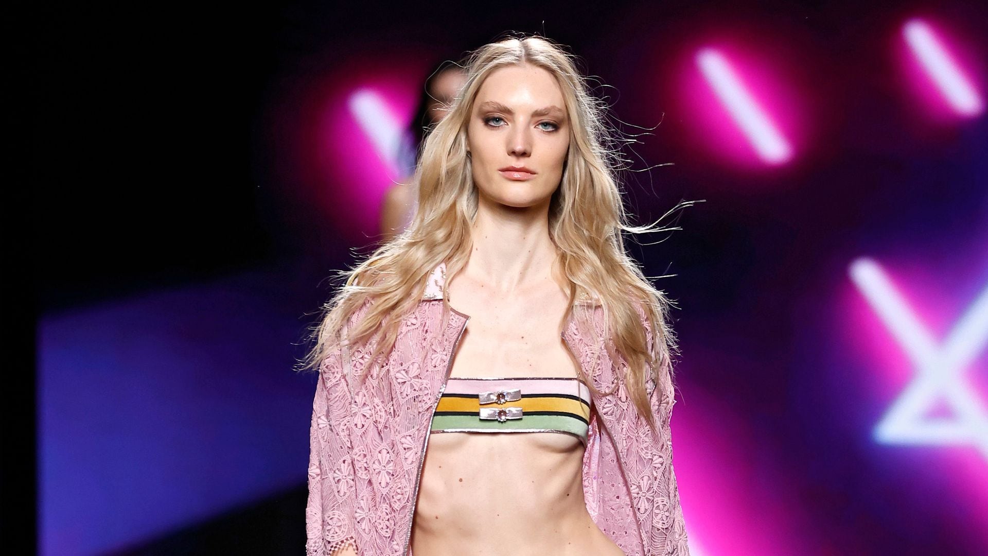 Custo Barcelona convierte la pasarela en una fiesta futurista al estilo 'Burning Man' con looks metalizados y camisetas con mensaje