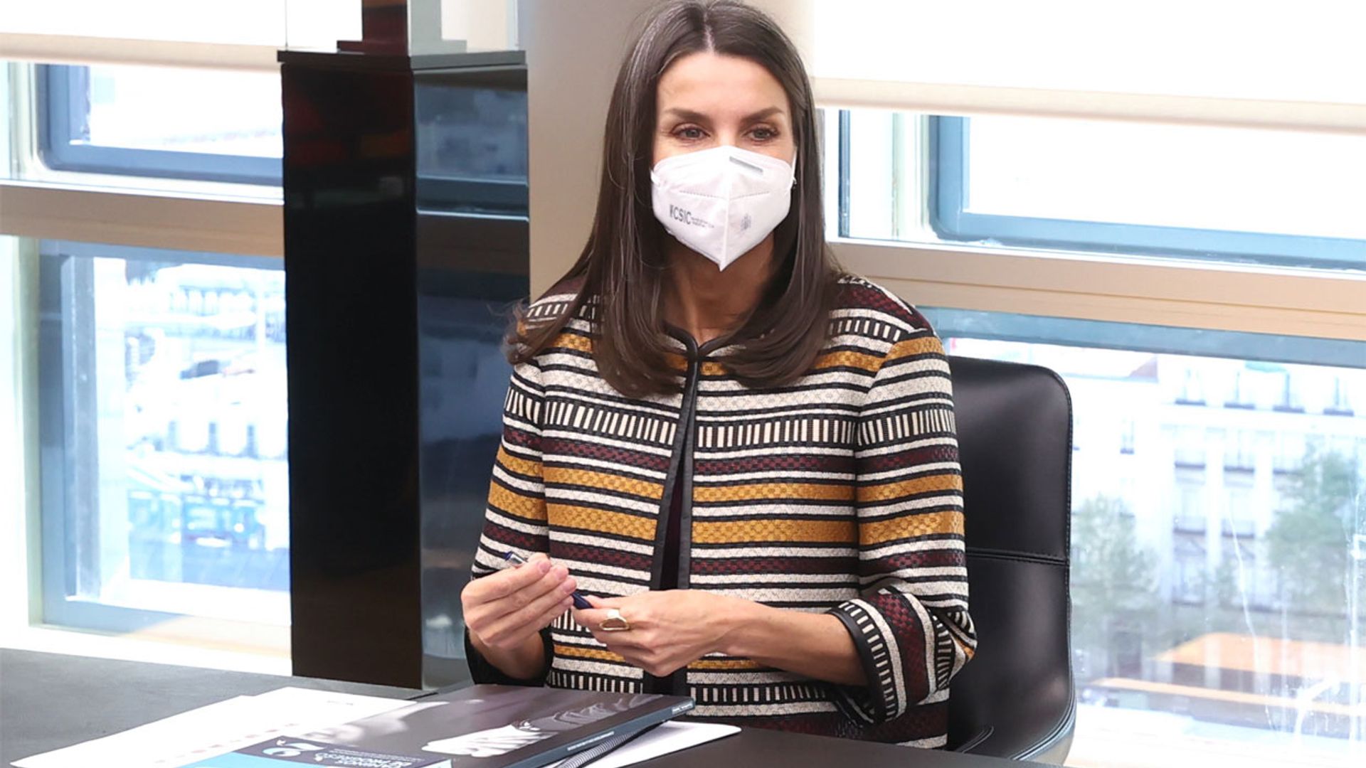 La Reina da una nueva vida con pantalones blancos a su chaqueta viral de 2015