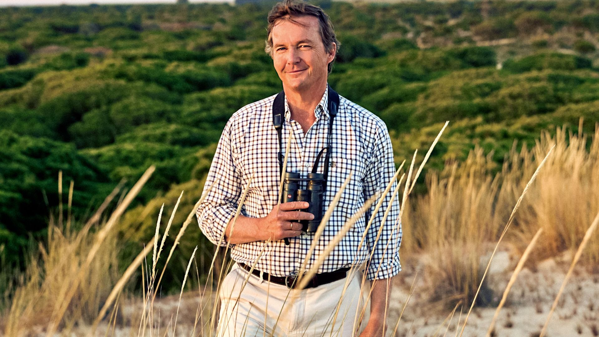 Pedro de Borbón-Dos Sicilias, duque de Calabria, en un excepcional reportaje en el corazón de Doñana