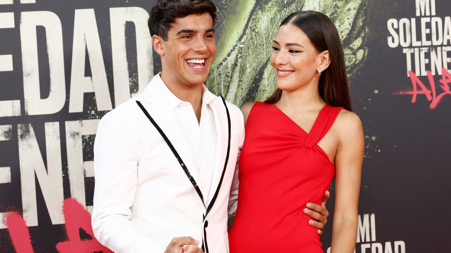 Del encuentro de Óscar Casas, su novia y su ex al vestido con mensaje: los momentazos del debut de Mario Casas como director
