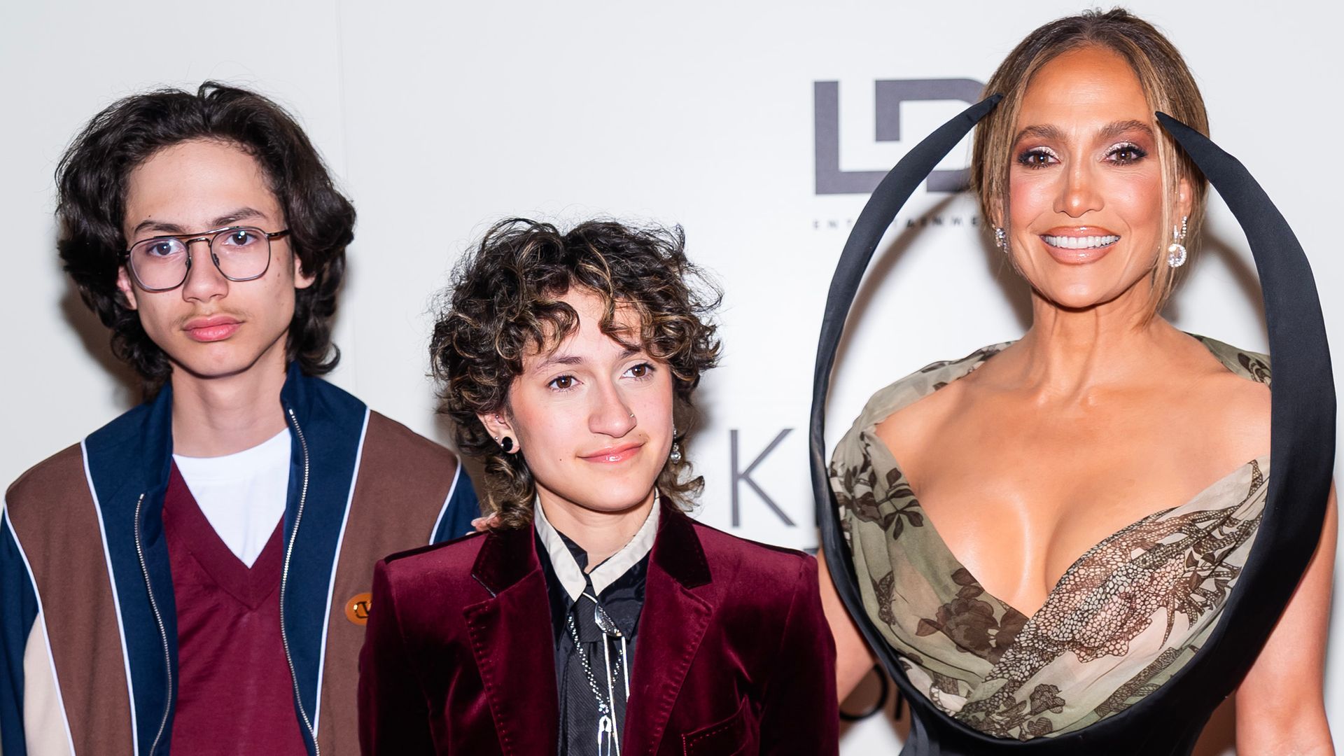 Jennifer Lopez posa con sus hijos en el estreno de Kiss of the Spider Woman en Nueva York el 6 de octubre de 2025
