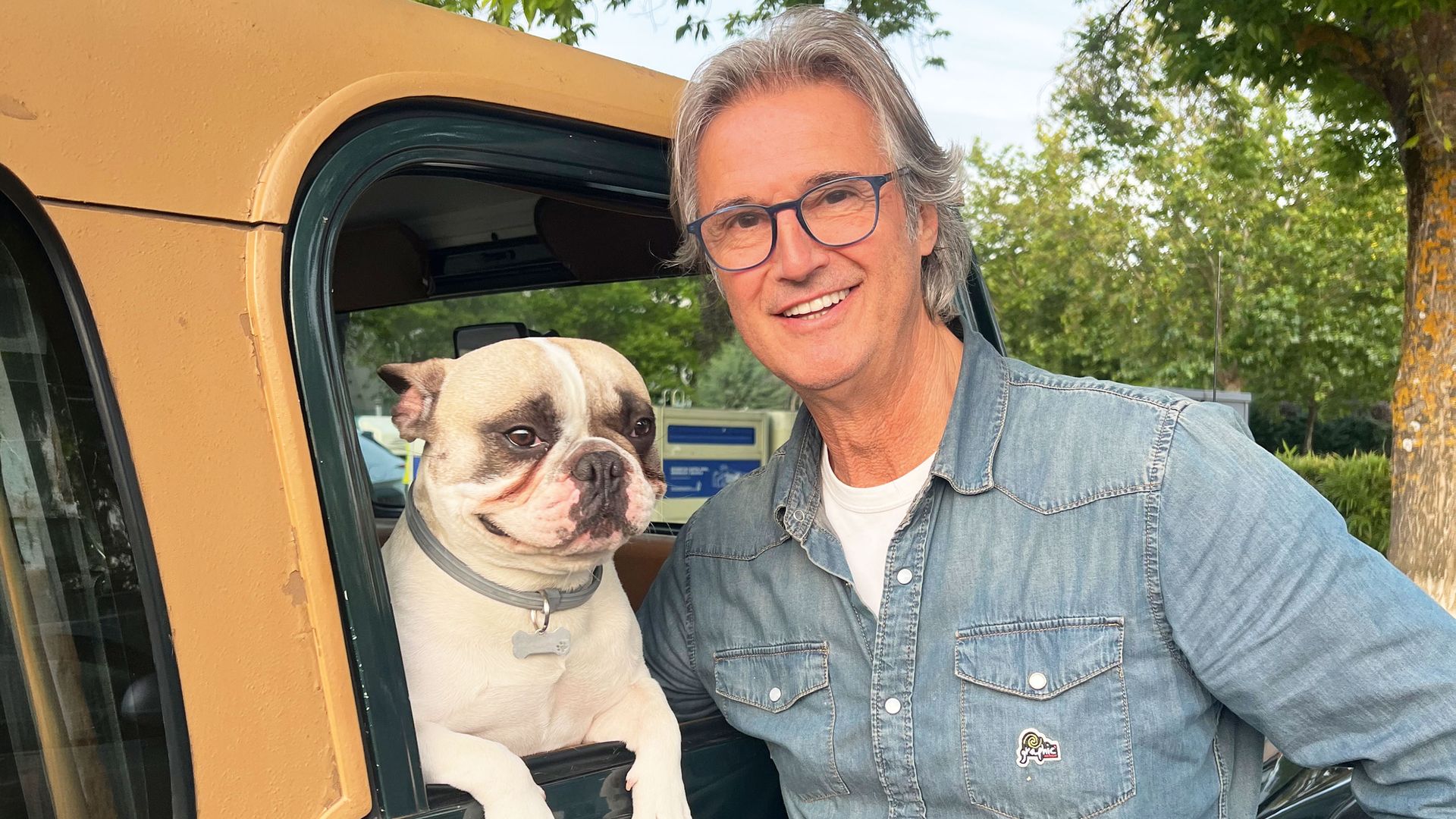 Poty castillo junto su perro Barri