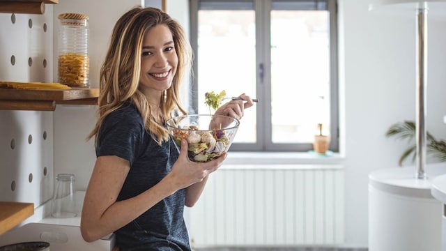 chica come sano