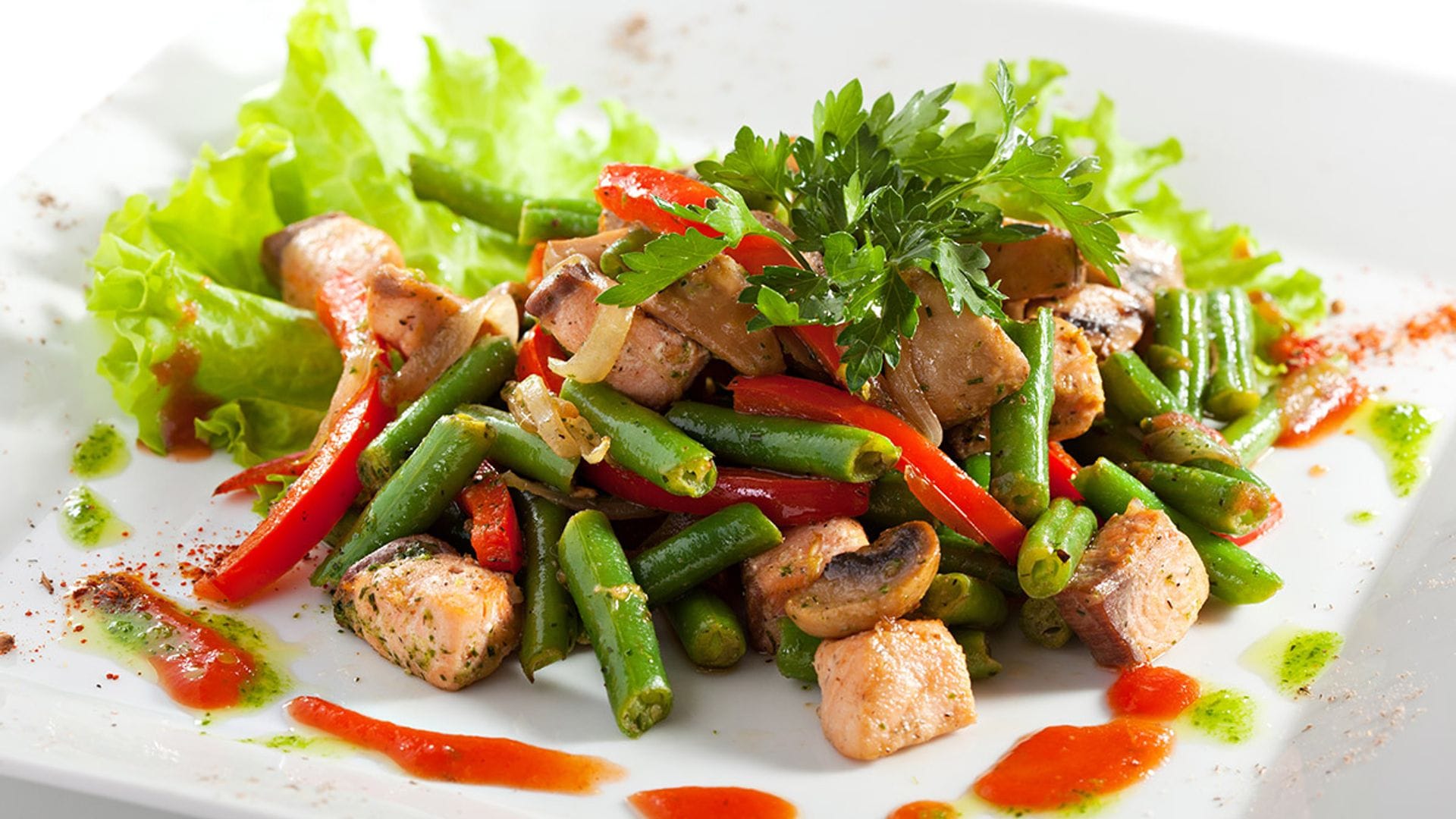 'Wok' de judías, pimiento rojo y salmón