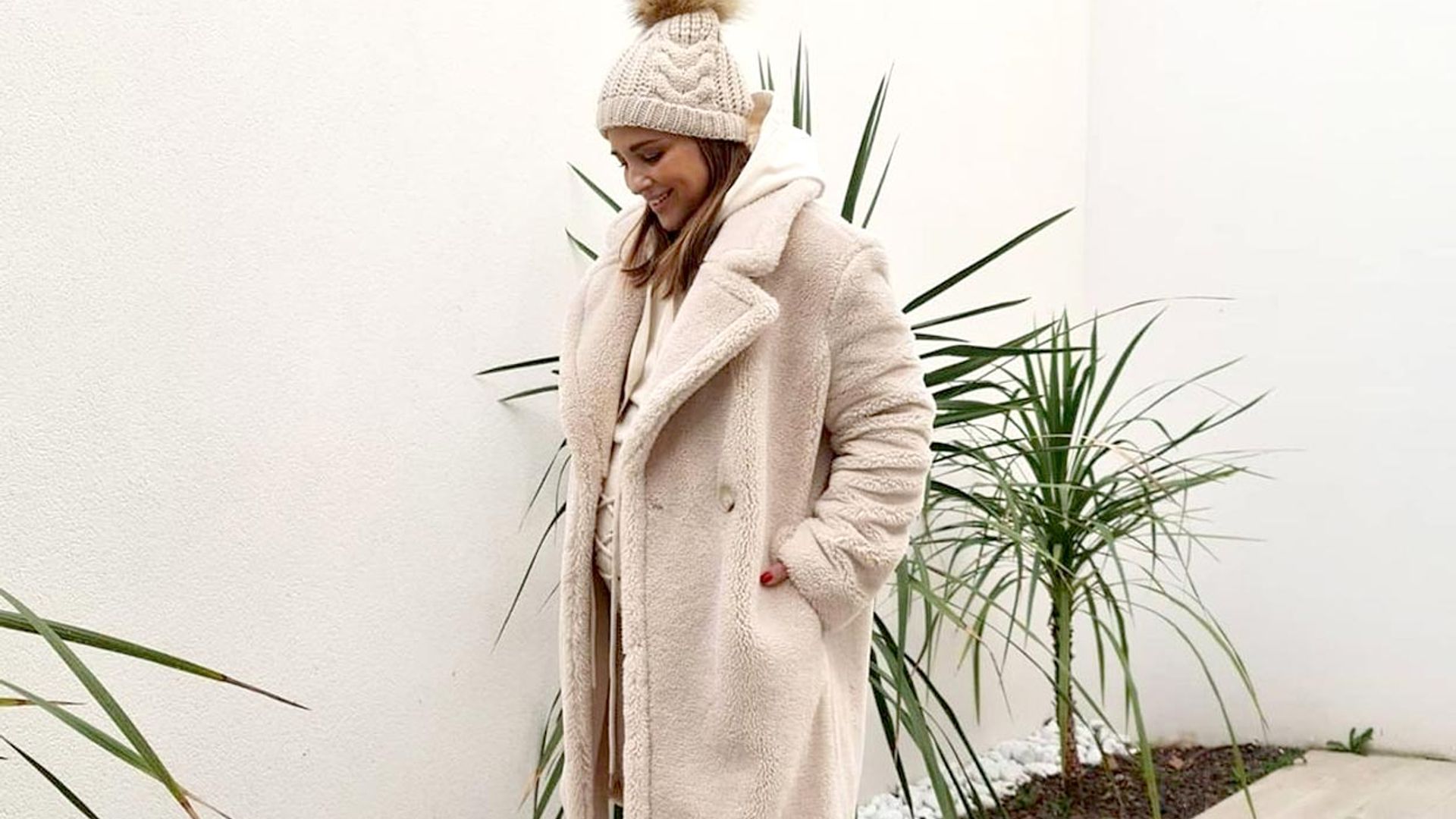 Paula arriesga con su look premamá para la nieve: botas 'track' rebajadas y pantalón 'lace up'