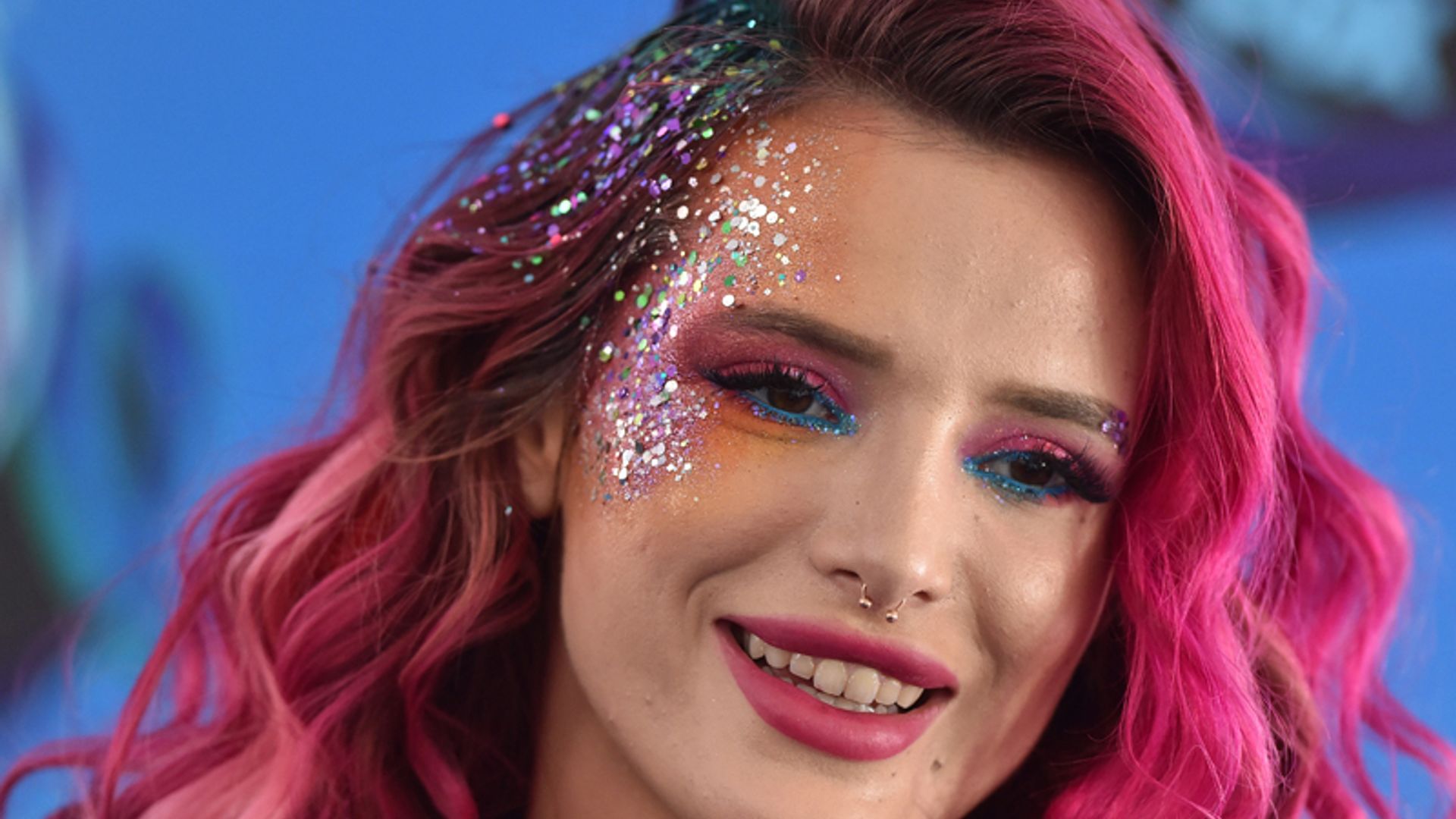 Súmate a la fiebre del 'glitter' con los maquillajes de Bella Thorne, Tylor Hill o Karlie Kloss
