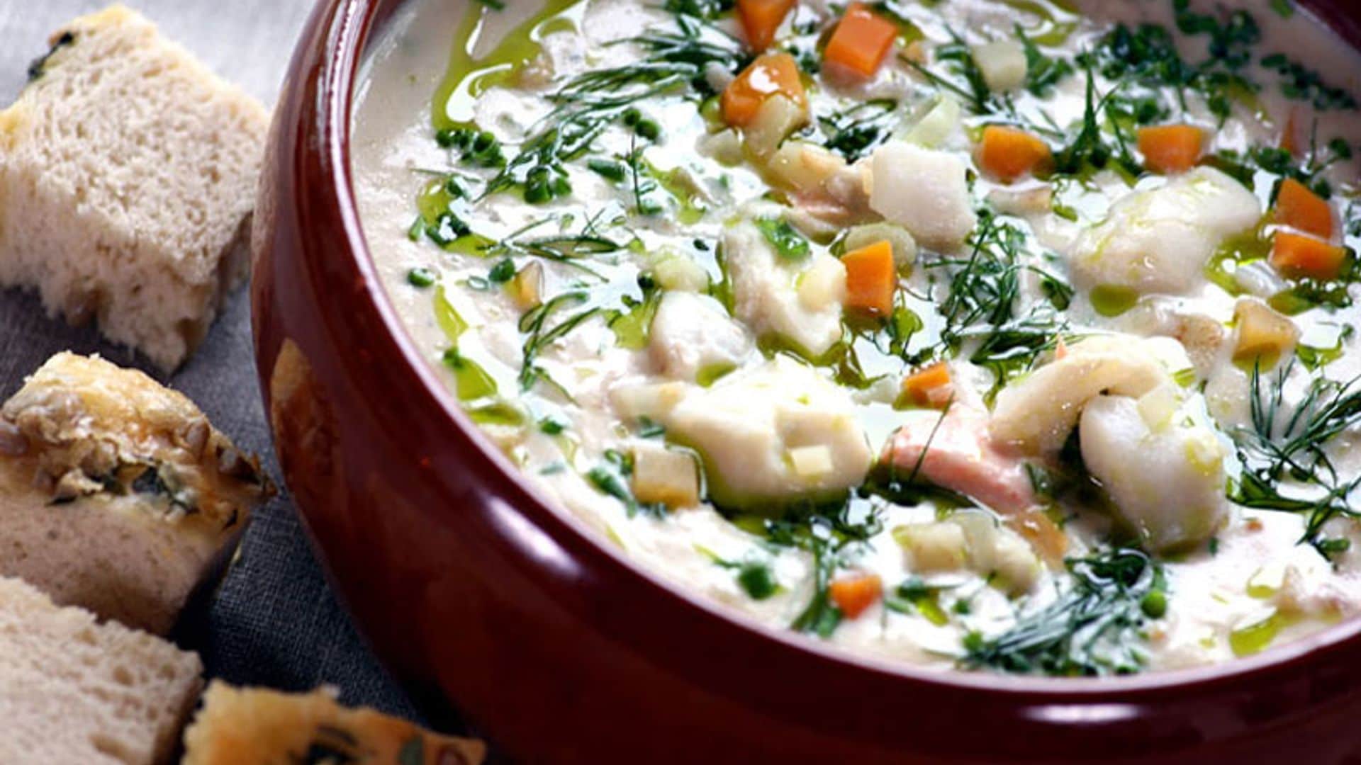 Bacalao en sopa cremosa con hortalizas