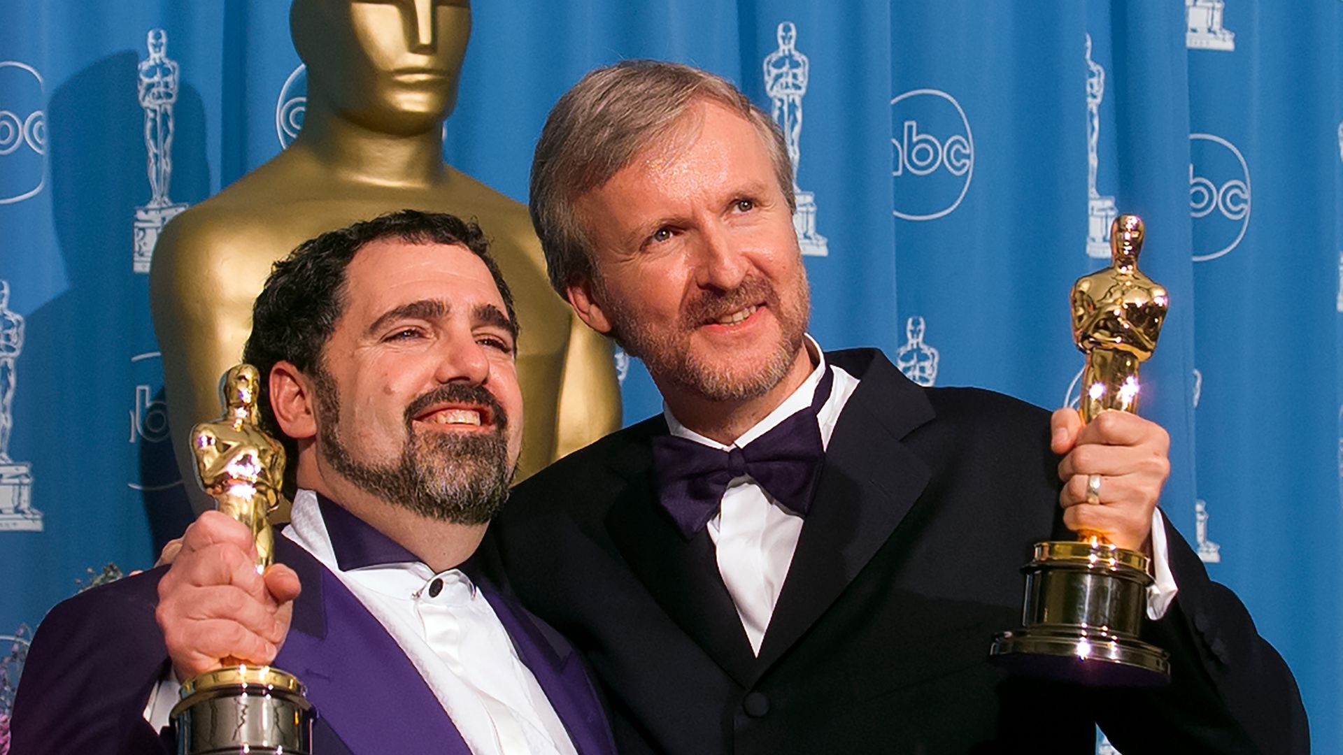 Guillermo del Toro y James Cameron posan con sus premios Oscar