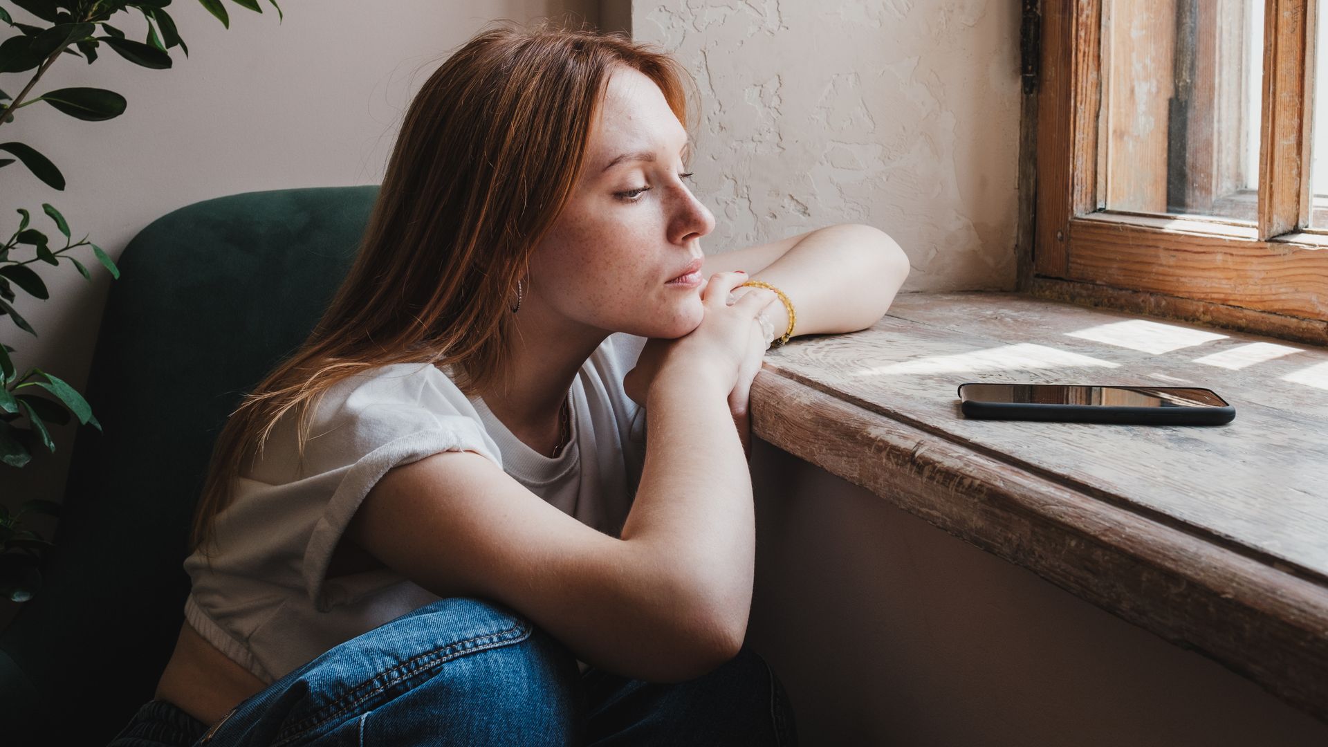 Cuando pensar demasiado te aleja de tus emociones: así afecta la metacognición emocional extrema a tu salud mental