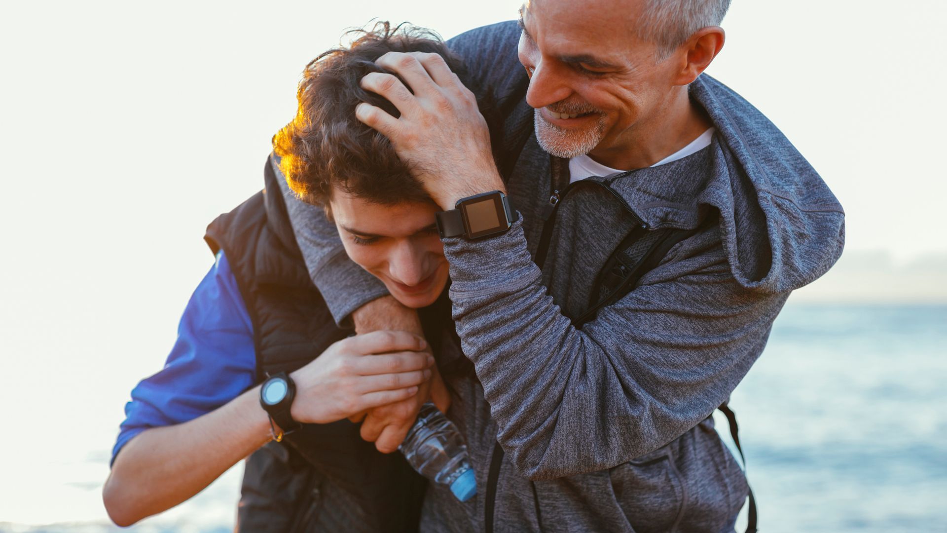 Padre con su hijo adolescente en la playa