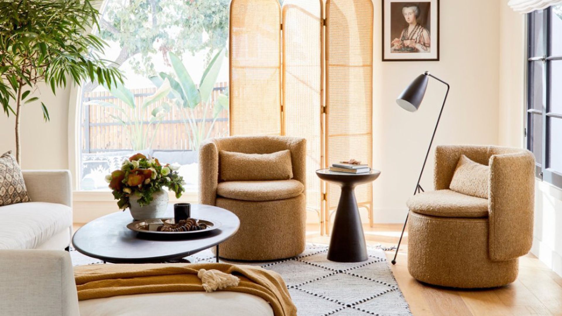 Convierte tu salón en una terraza con estos trucos 'deco' para pisos pequeños