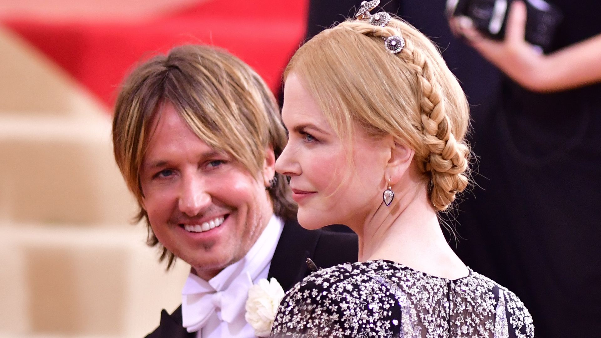 Nicole Kidman y Keith Urban sonrientes en la gala MET