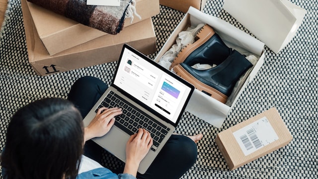 Una mujer realizando compras online