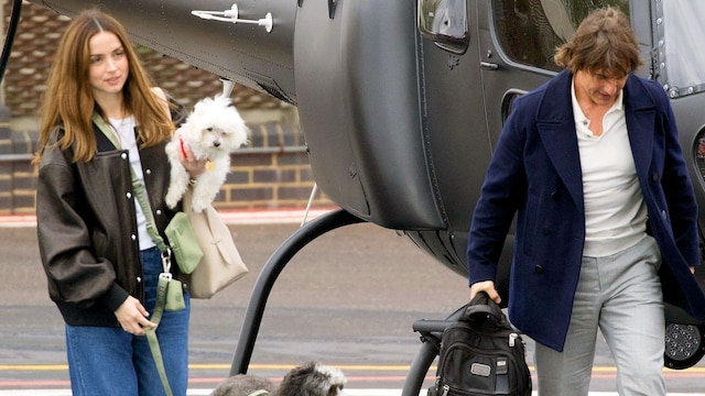 Ana de Armas con Tom Cruise y sus perros