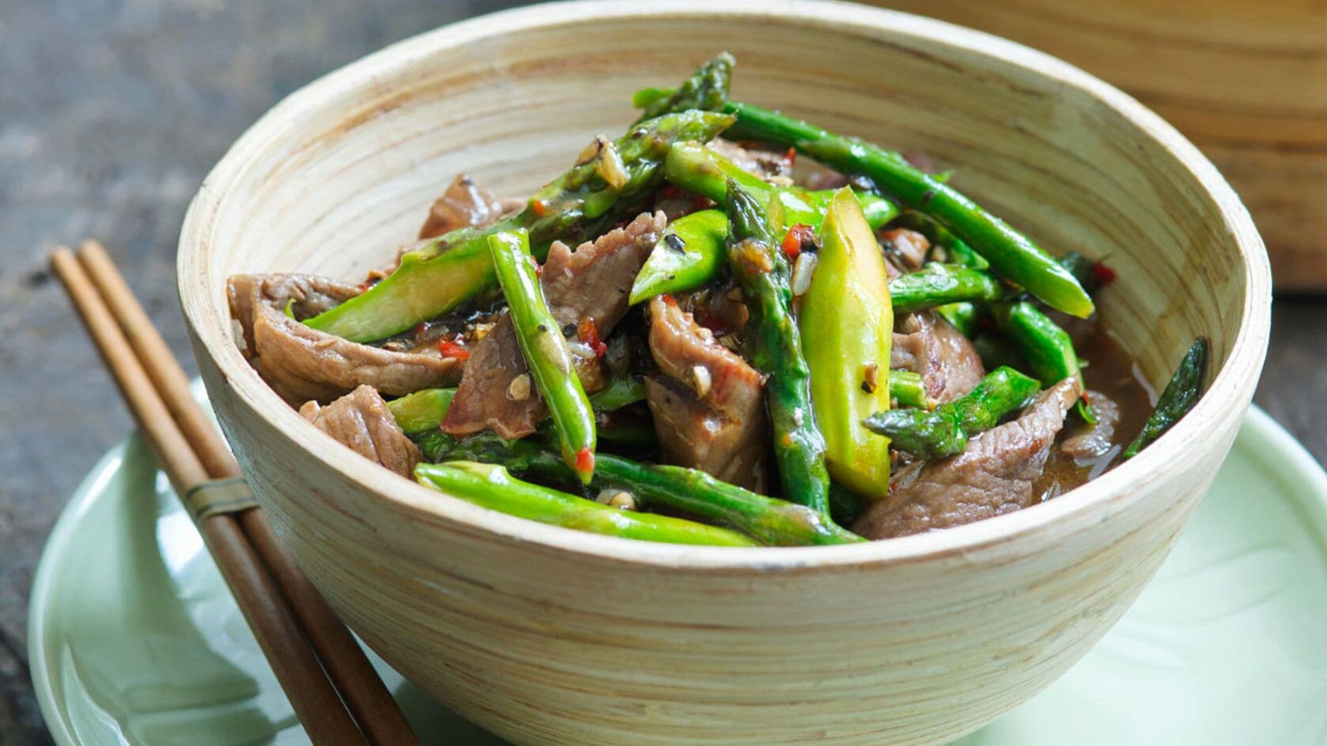 Wok de ternera con espárragos