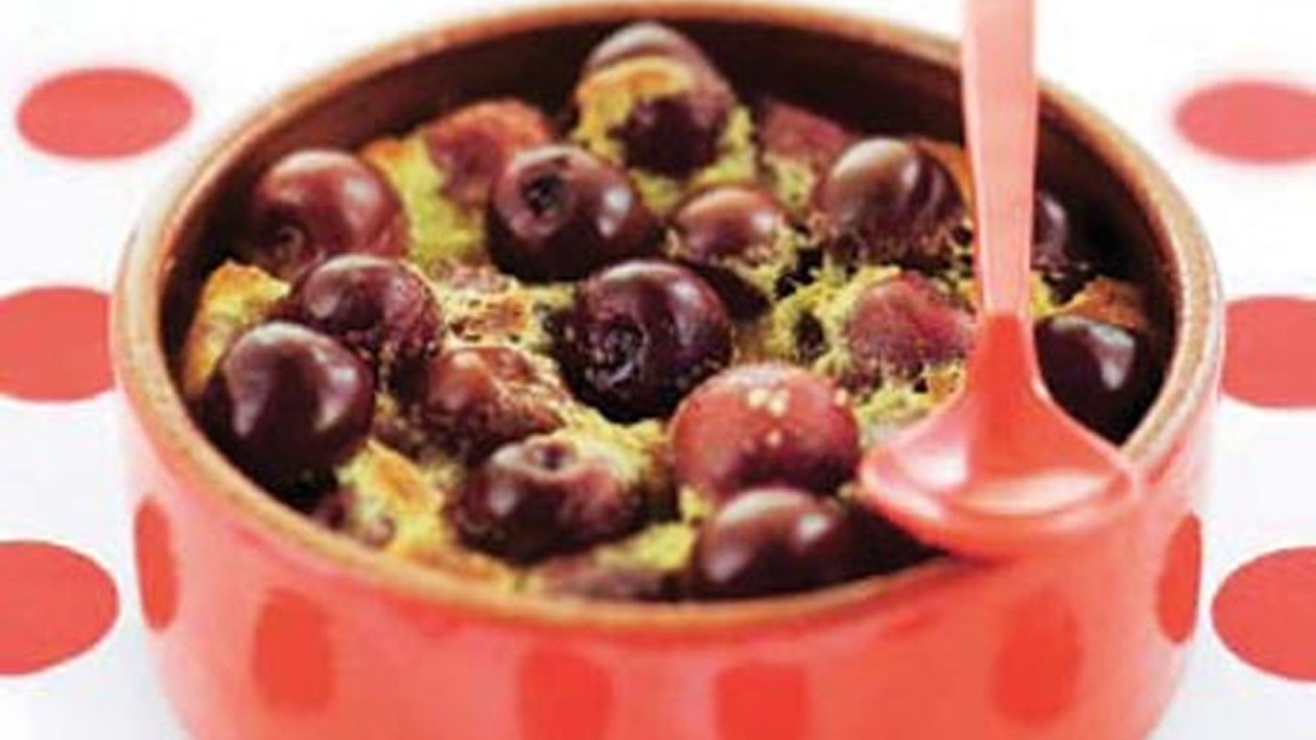 Postre cremoso de cerezas