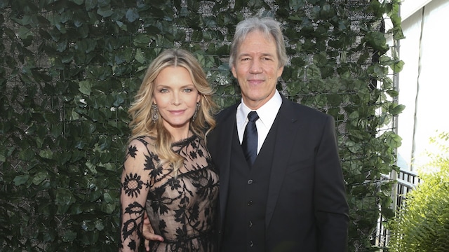 Michelle Pfeiffer y su marido David E. Kelley en los premios Emmy de 2017