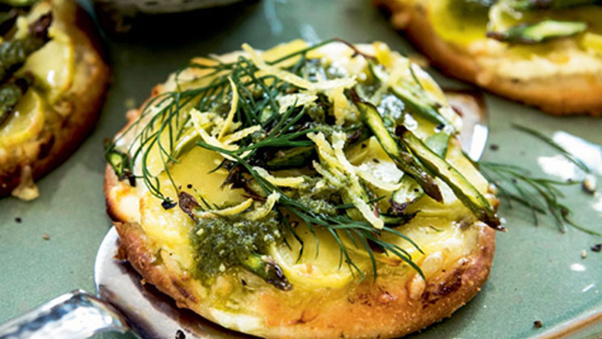 'Minipizzas' de calabacín con pesto de eneldo