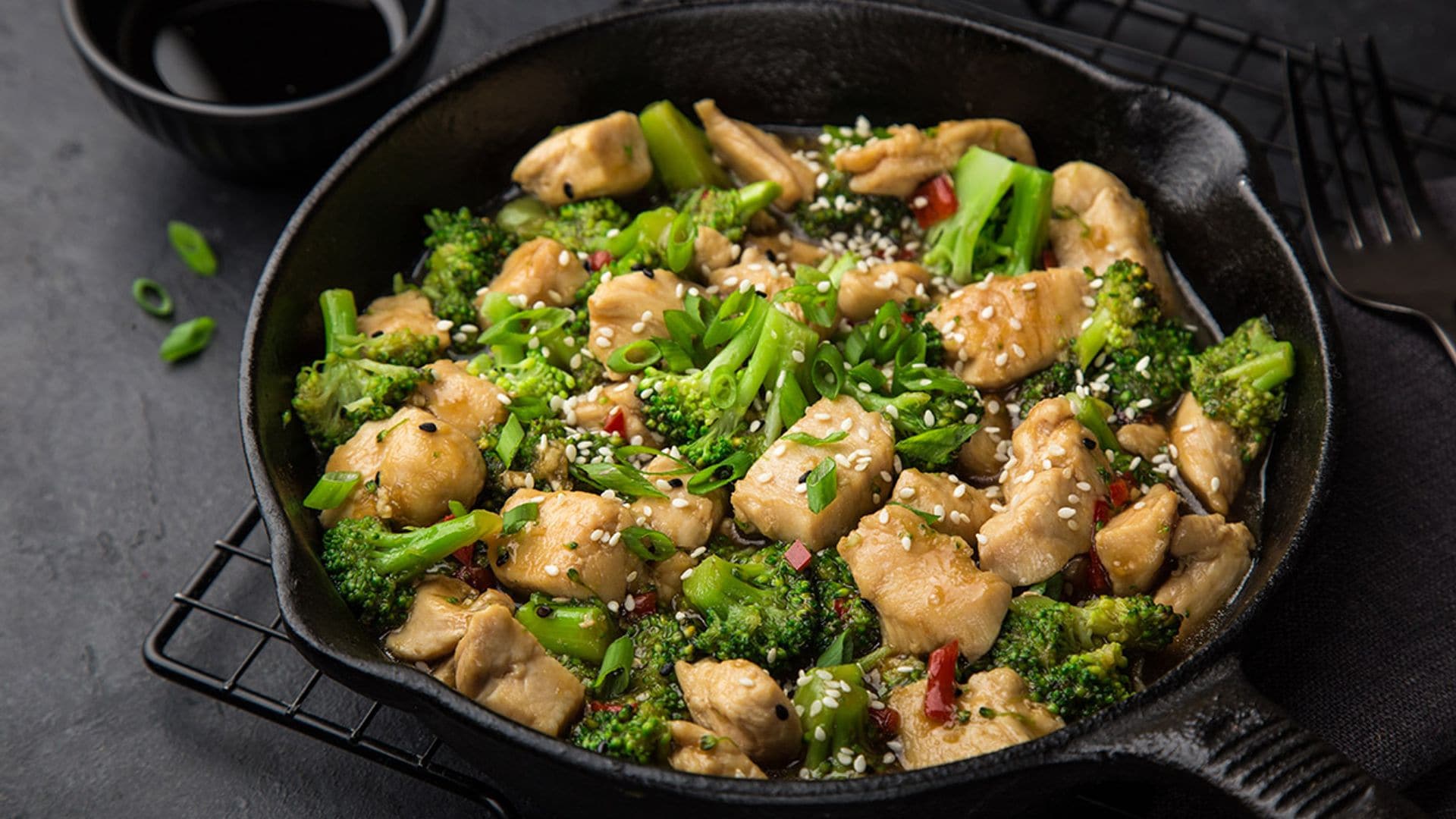 Dados de pollo con brócoli y salsa Teriyaki