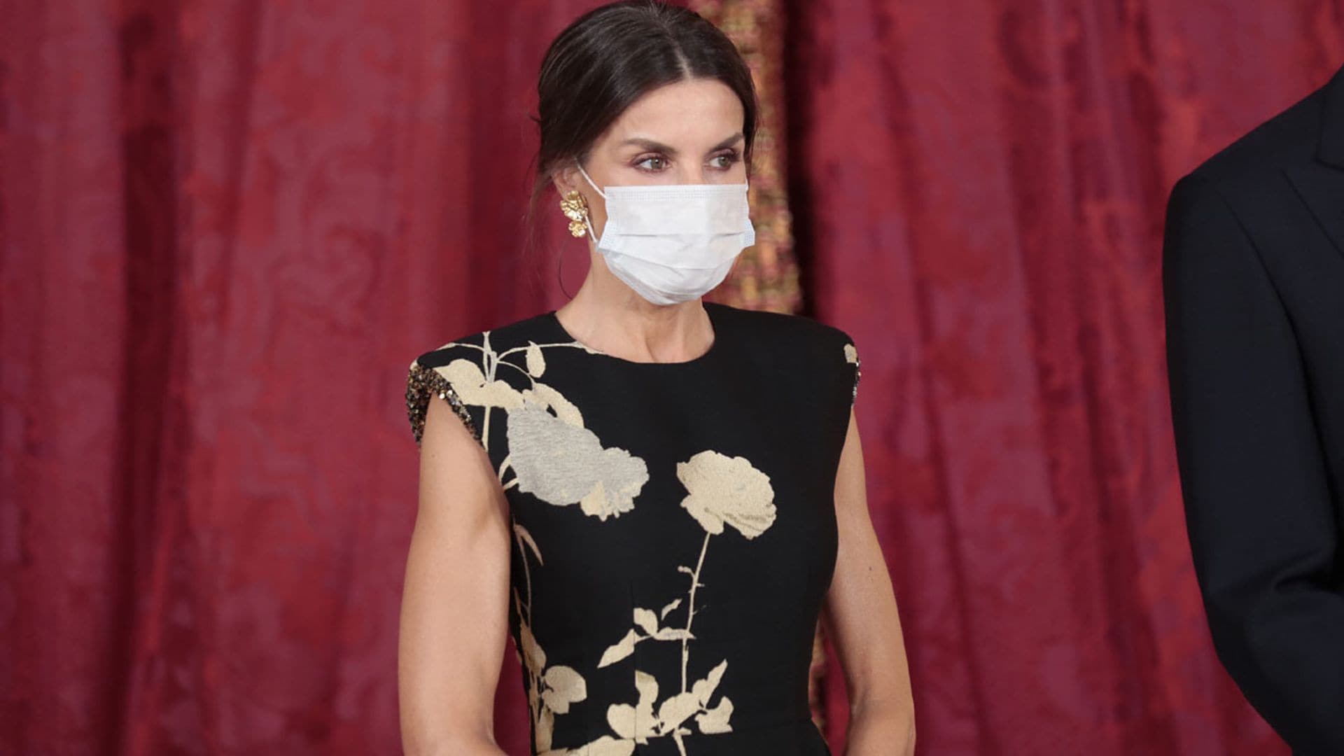 La Reina recupera su vestido de inspiración oriental con estampado dorado