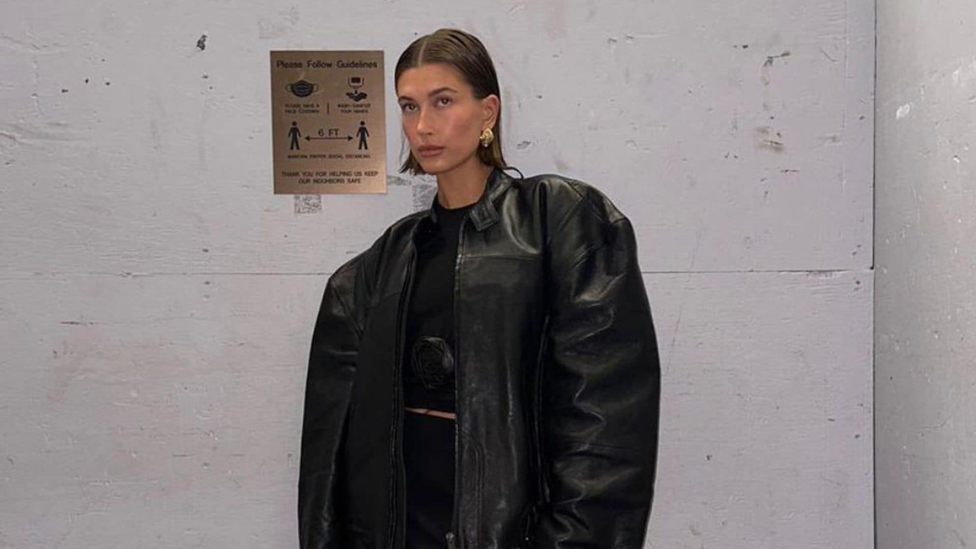 Hailey Bieber y su look de oficina con los pantalones de napa que sustituyen a los 'jeans' este invierno