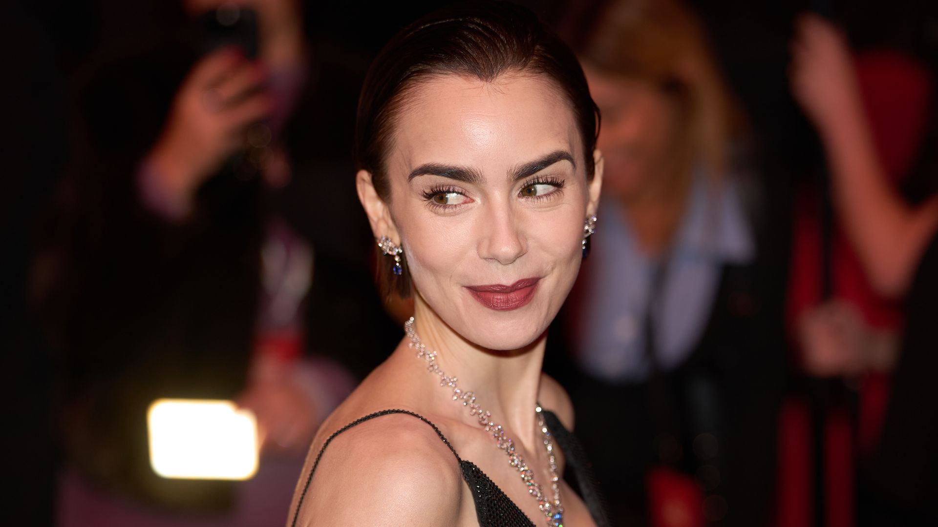 Con este peinado de Lily Collins tardarás mucho menos en prepararte: su semirrecogido 'efecto buena cara', al detalle