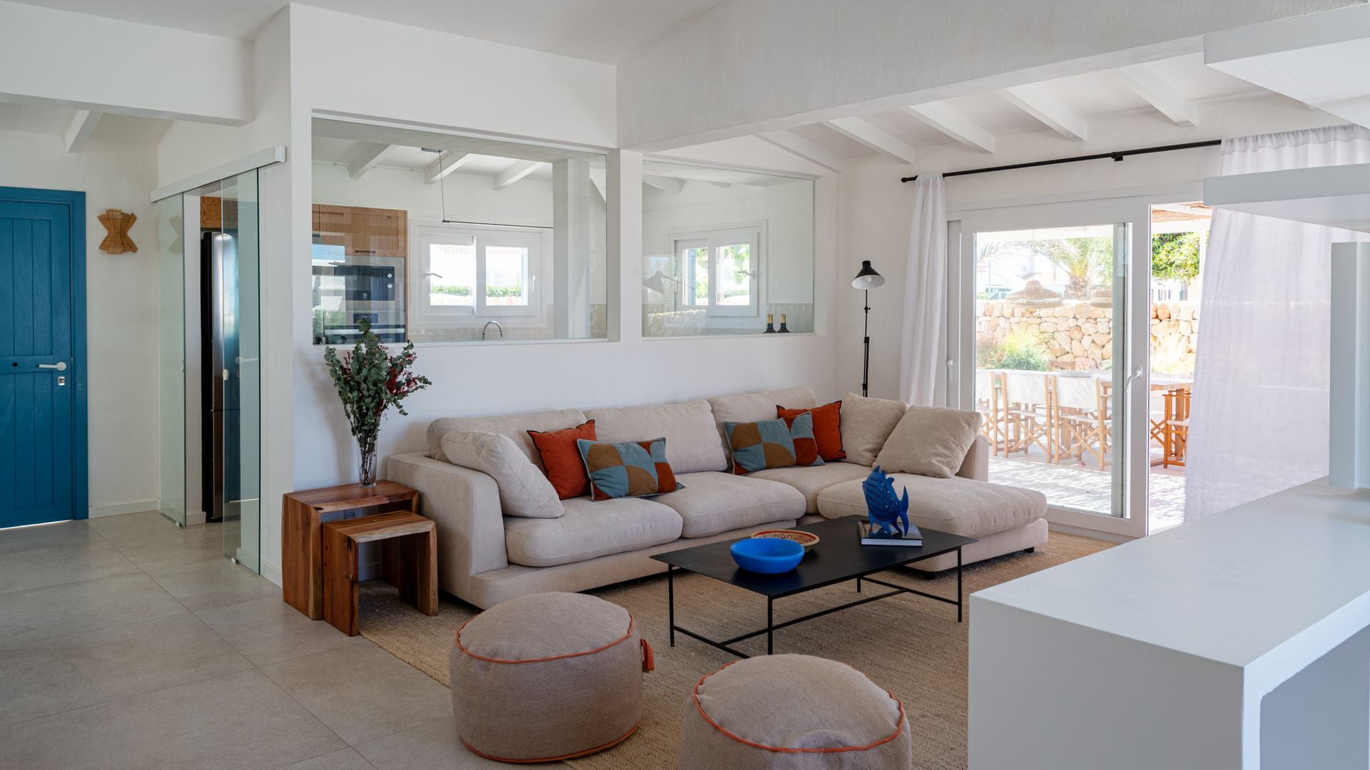 Zona de estar y cocina con cerramiento de cristal