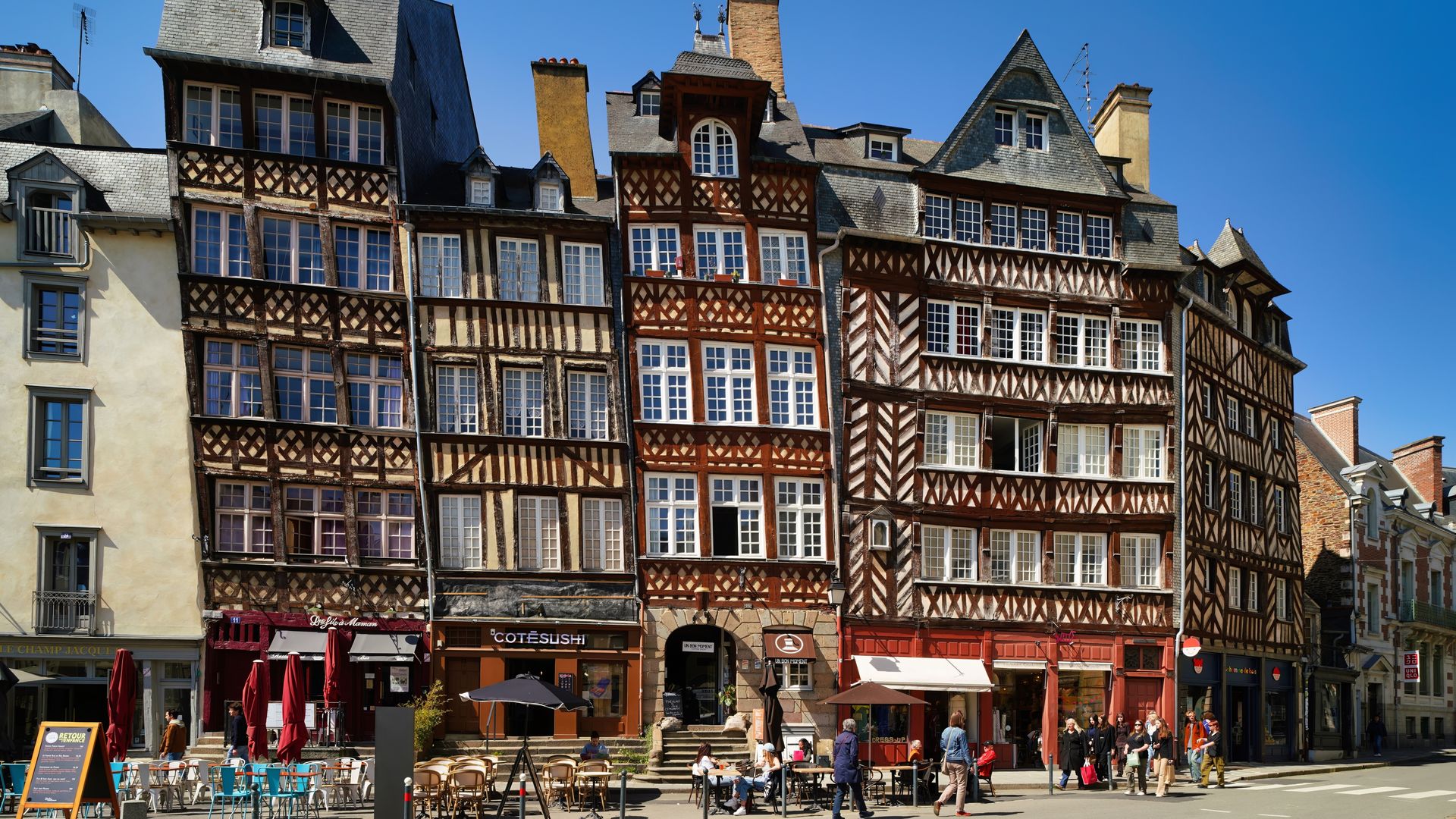 Ni París ni Burdeos: la ciudad de Francia que resurgió del fuego y enamora con su casco medieval, su mercado y sus 'galette'