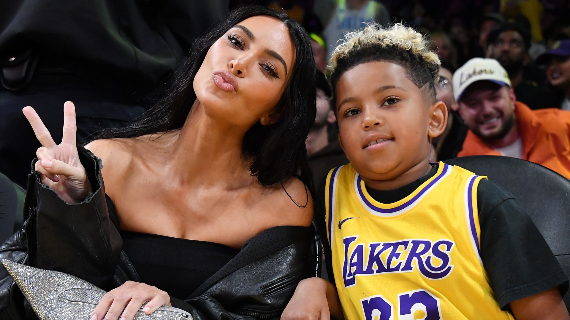 Kim Kardashian con su hijo and Saint West en un juego de Los Angeles Lakers.