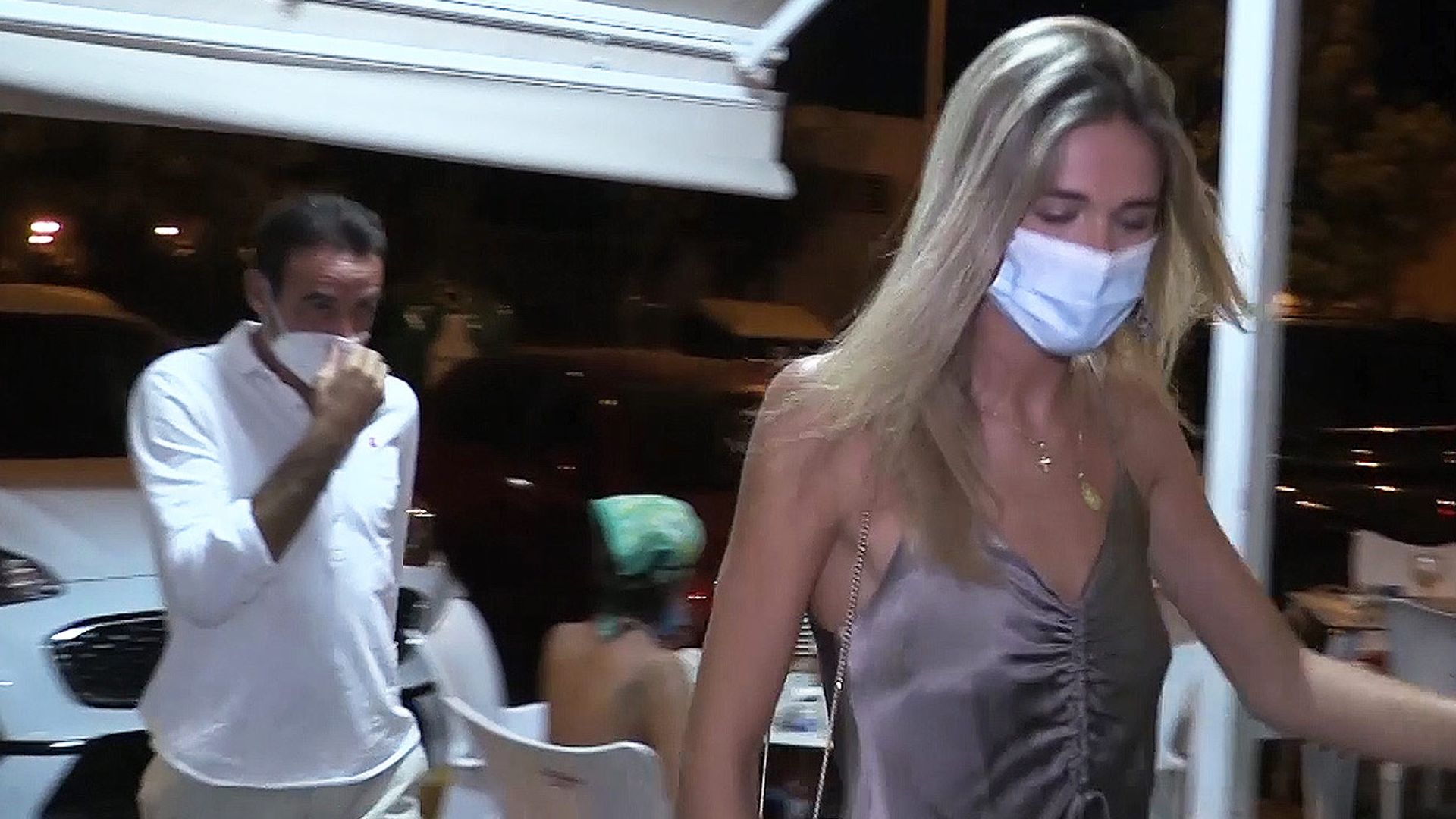 Enrique Ponce y Ana Soria disfrutan de una velada entre amigos tras su tarde de toros