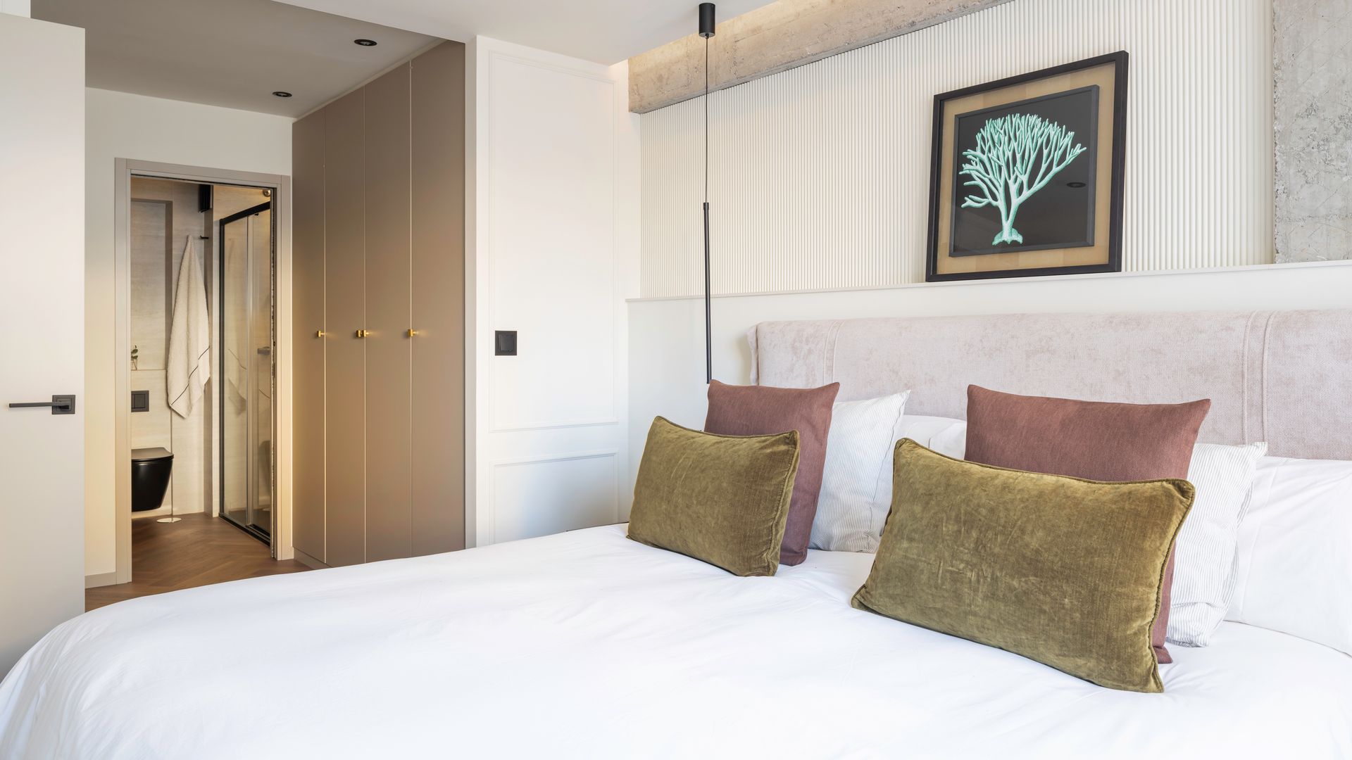 Dormitorio con pequeño vestidor