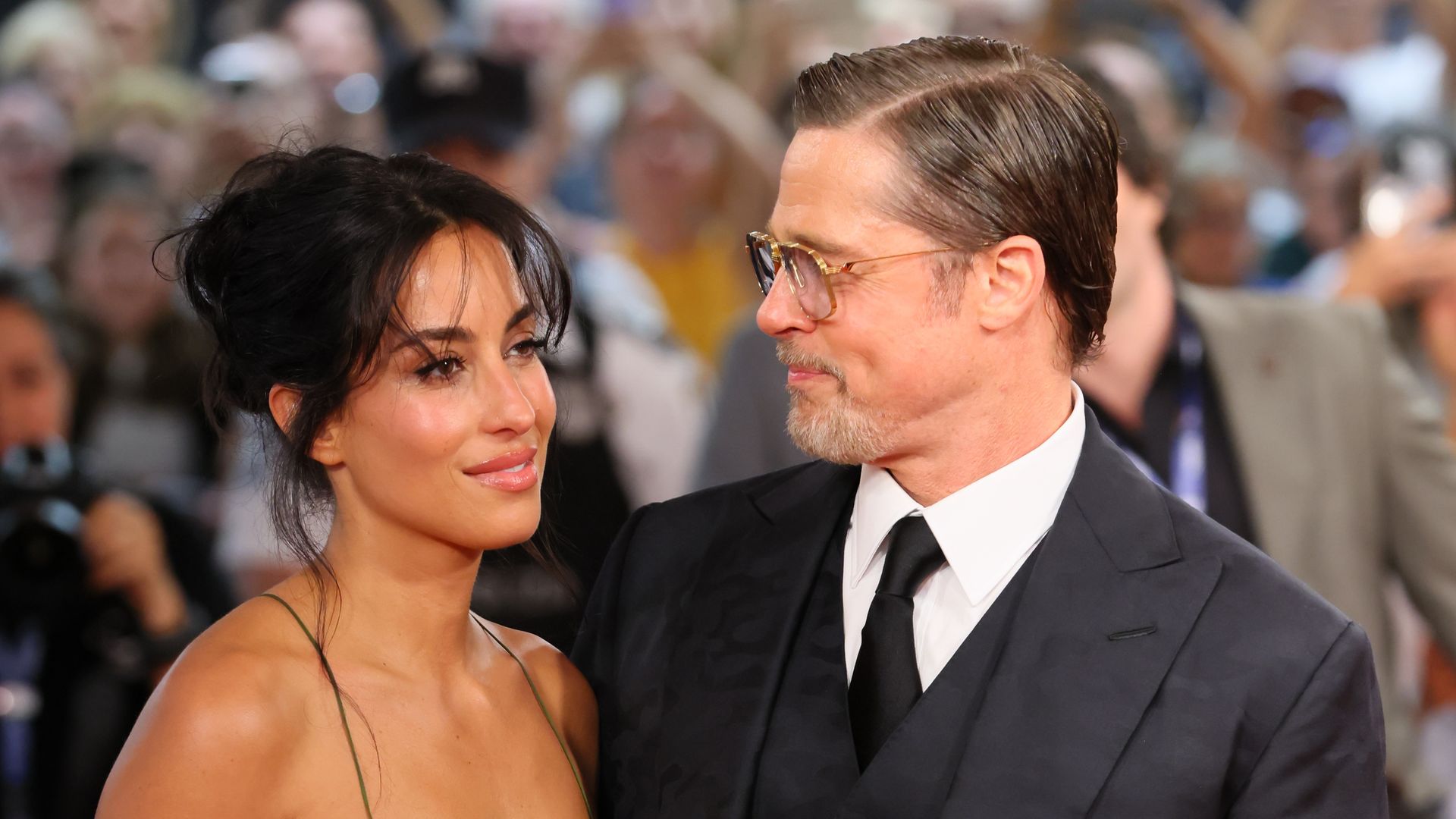 Brad Pitt paraliza San Sebastián junto a Inés de Ramón: "2 horas firmando y haciéndose fotos"