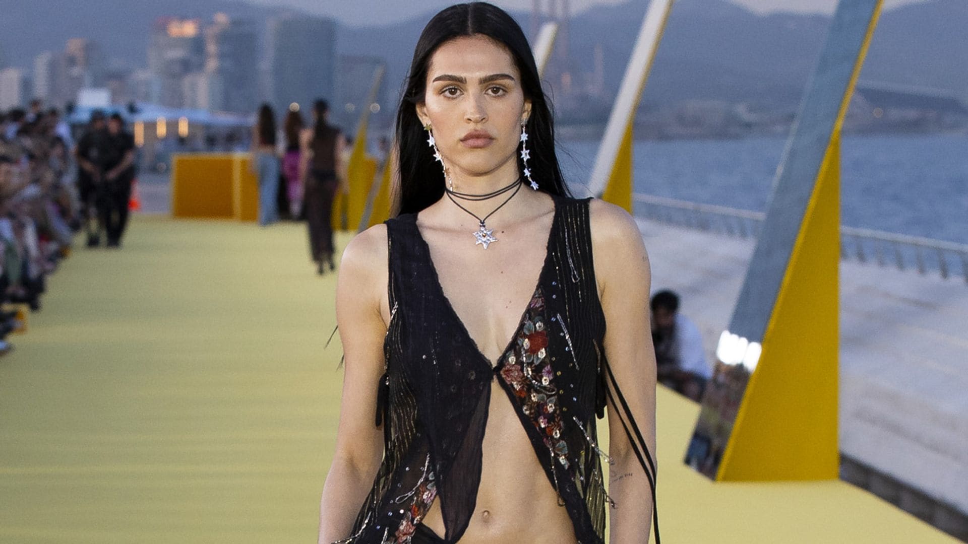 Desigual culmina su exitoso cambio de imagen en Barcelona con una colección psicodélica de muchas transparencias